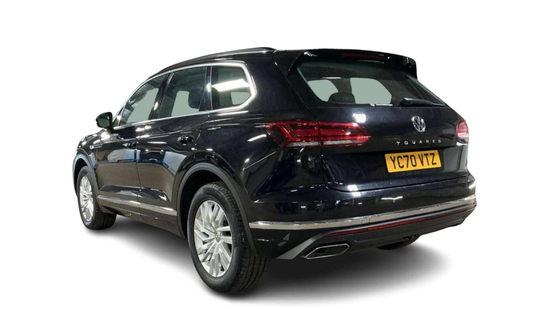 Volkswagen Touareg view 3