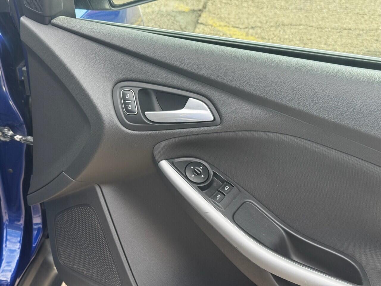 Ford Focus view 31