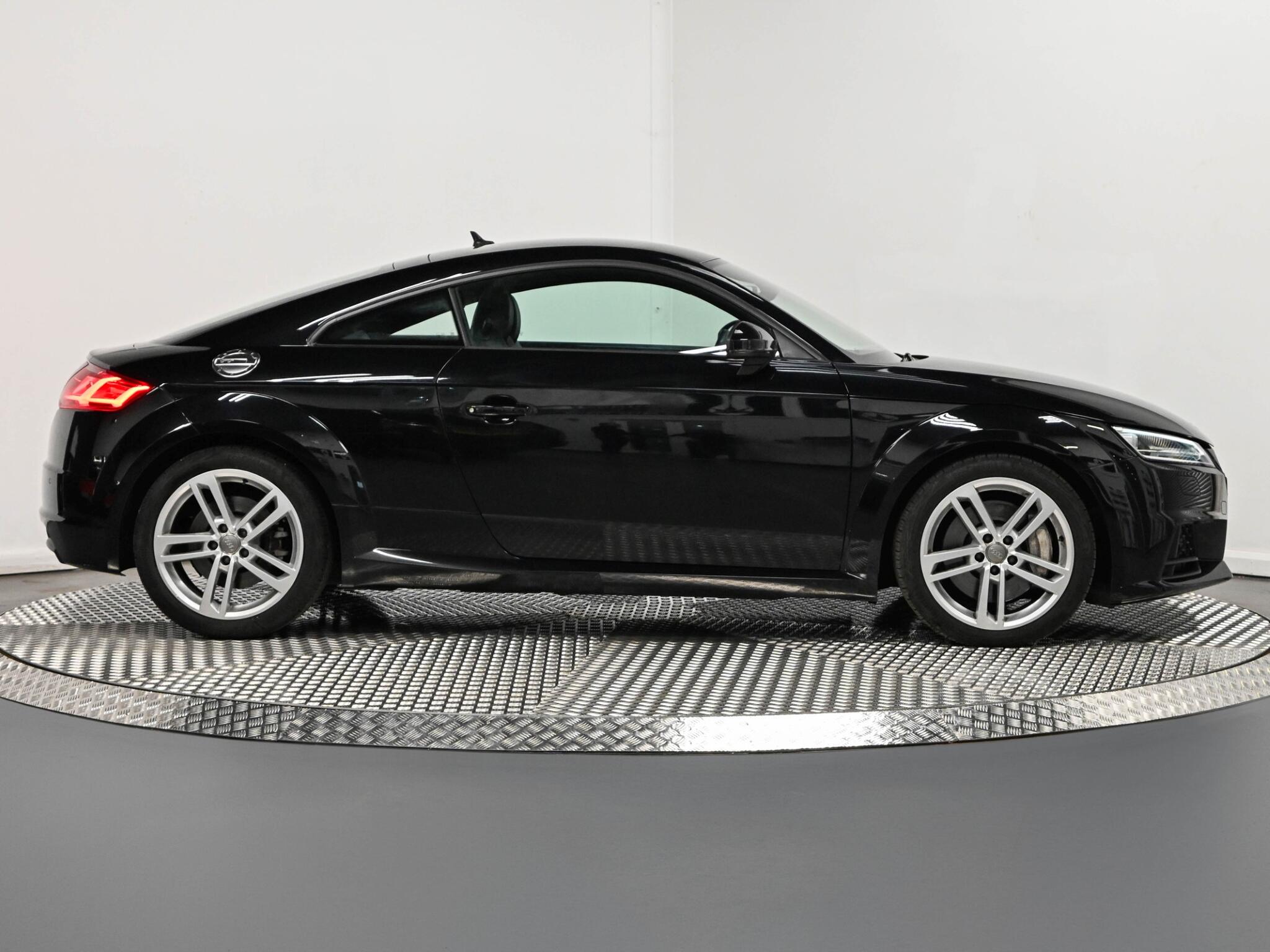 Audi TT view 24