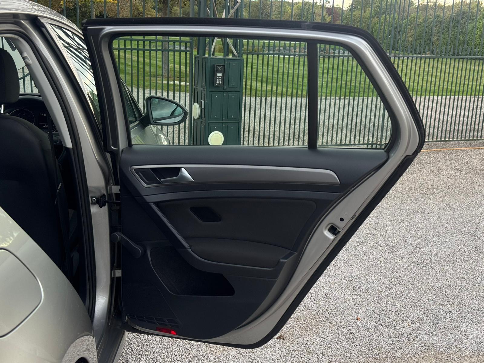 2013 Volkswagen Golf image 22
