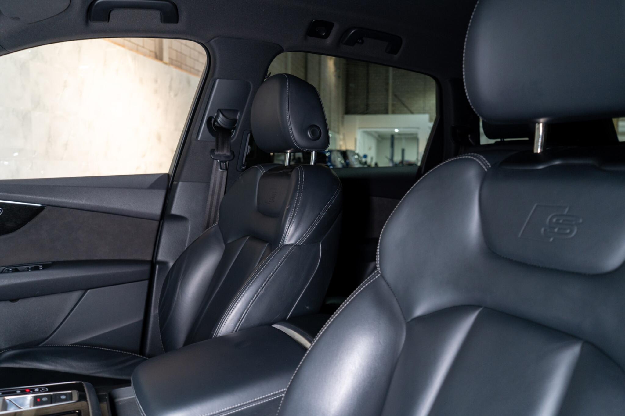 Audi Q7 view 14