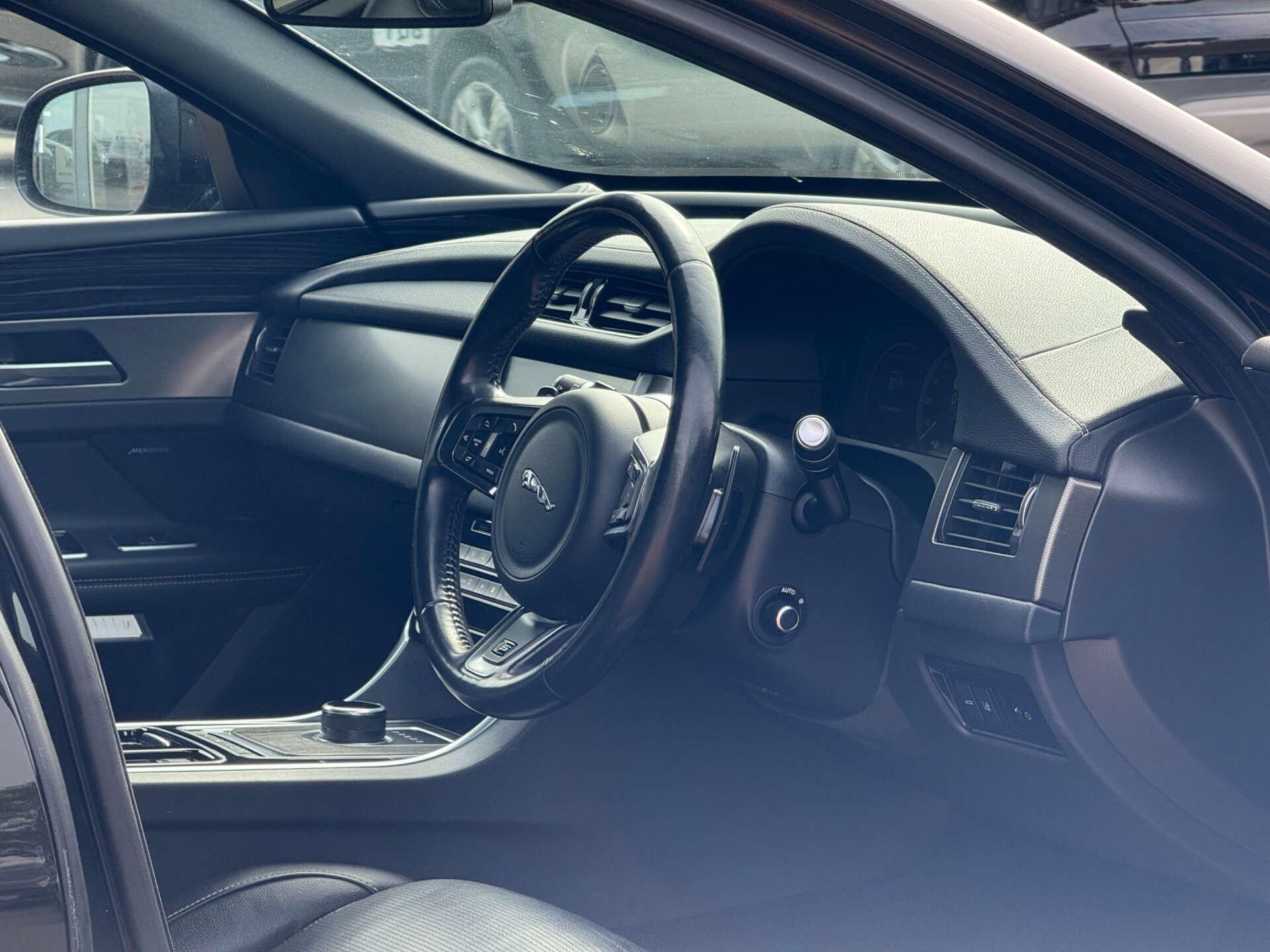 Jaguar XF view 38