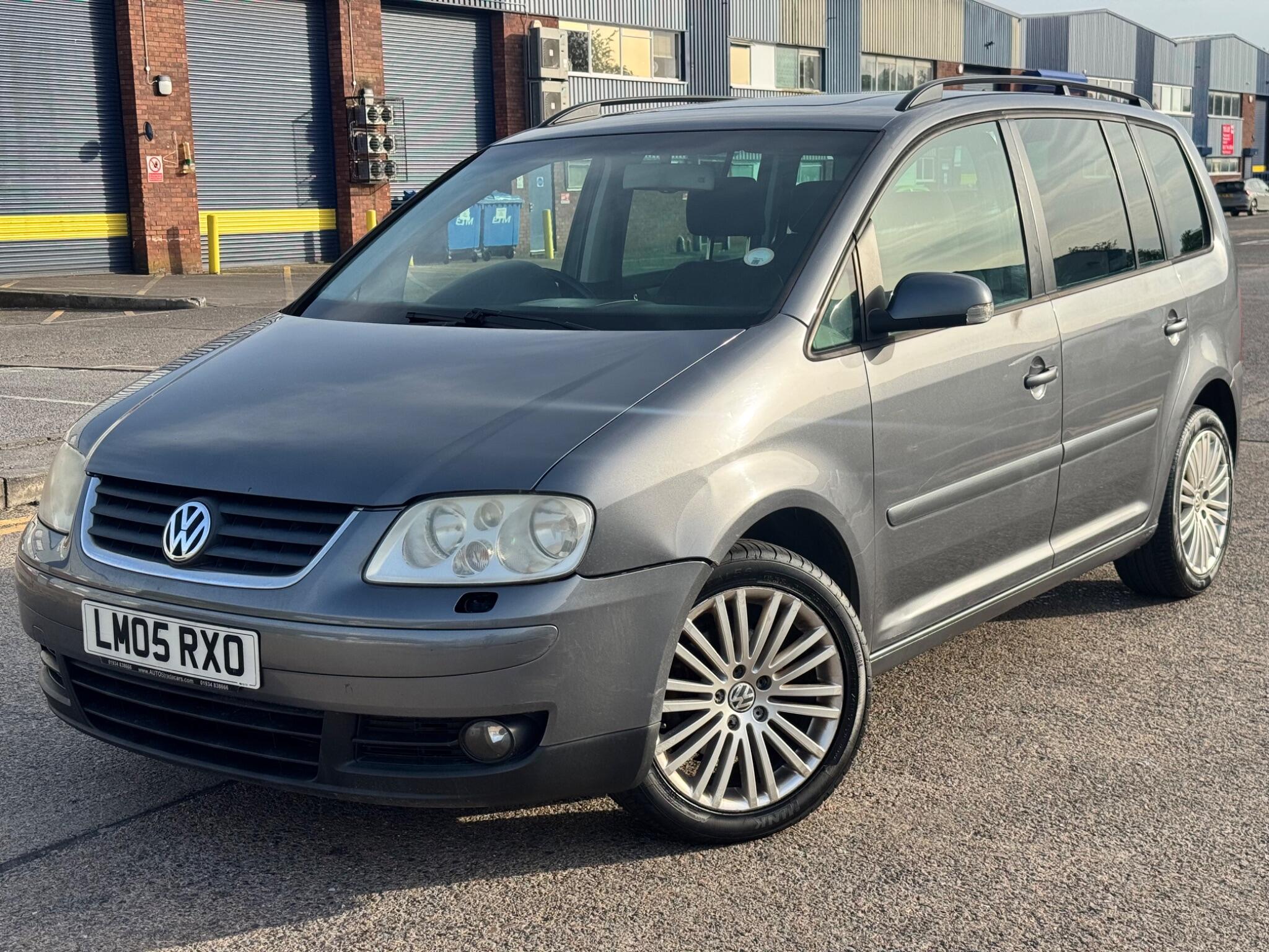 Volkswagen Touran view 3