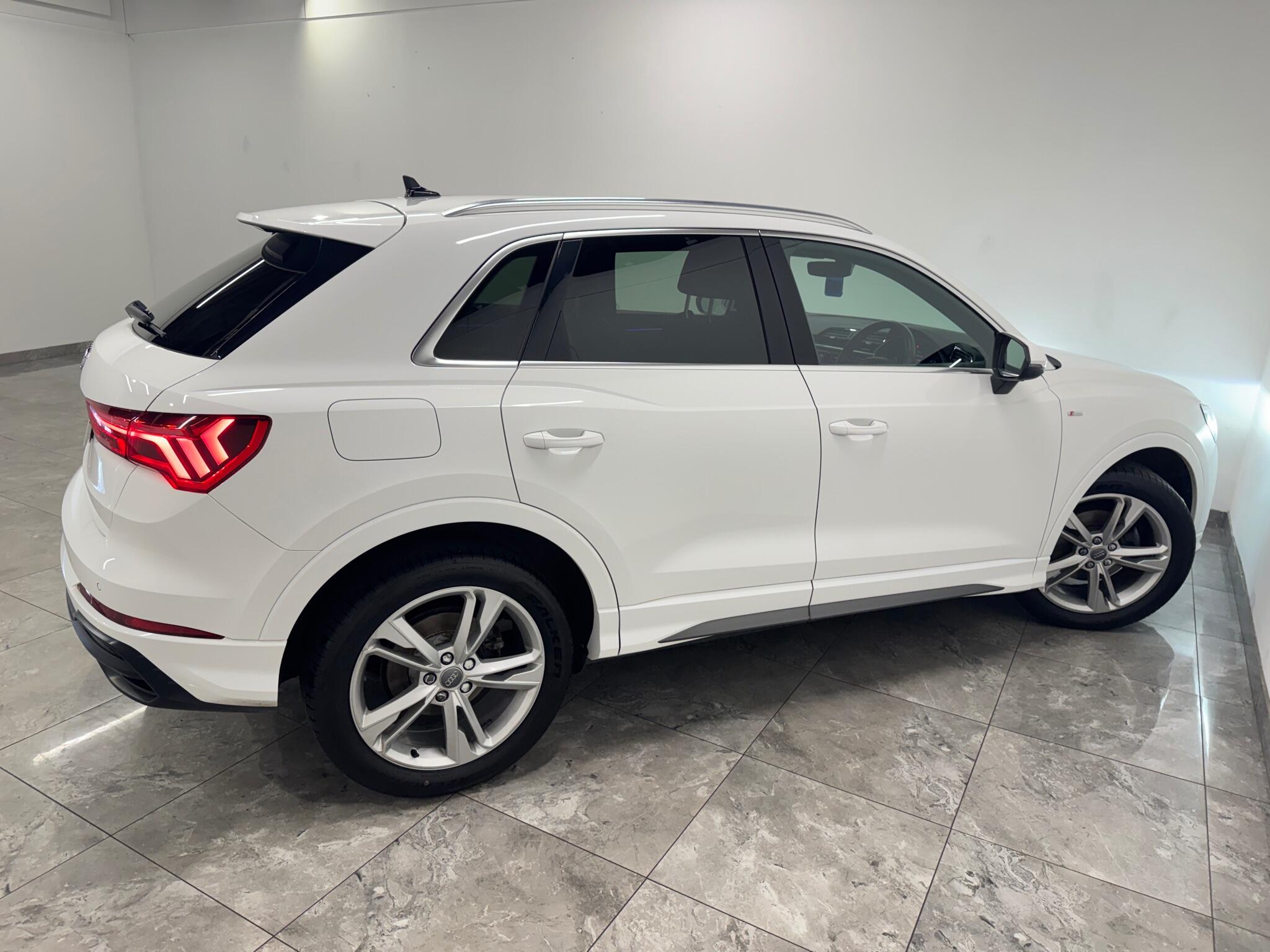 Audi Q3 view 8