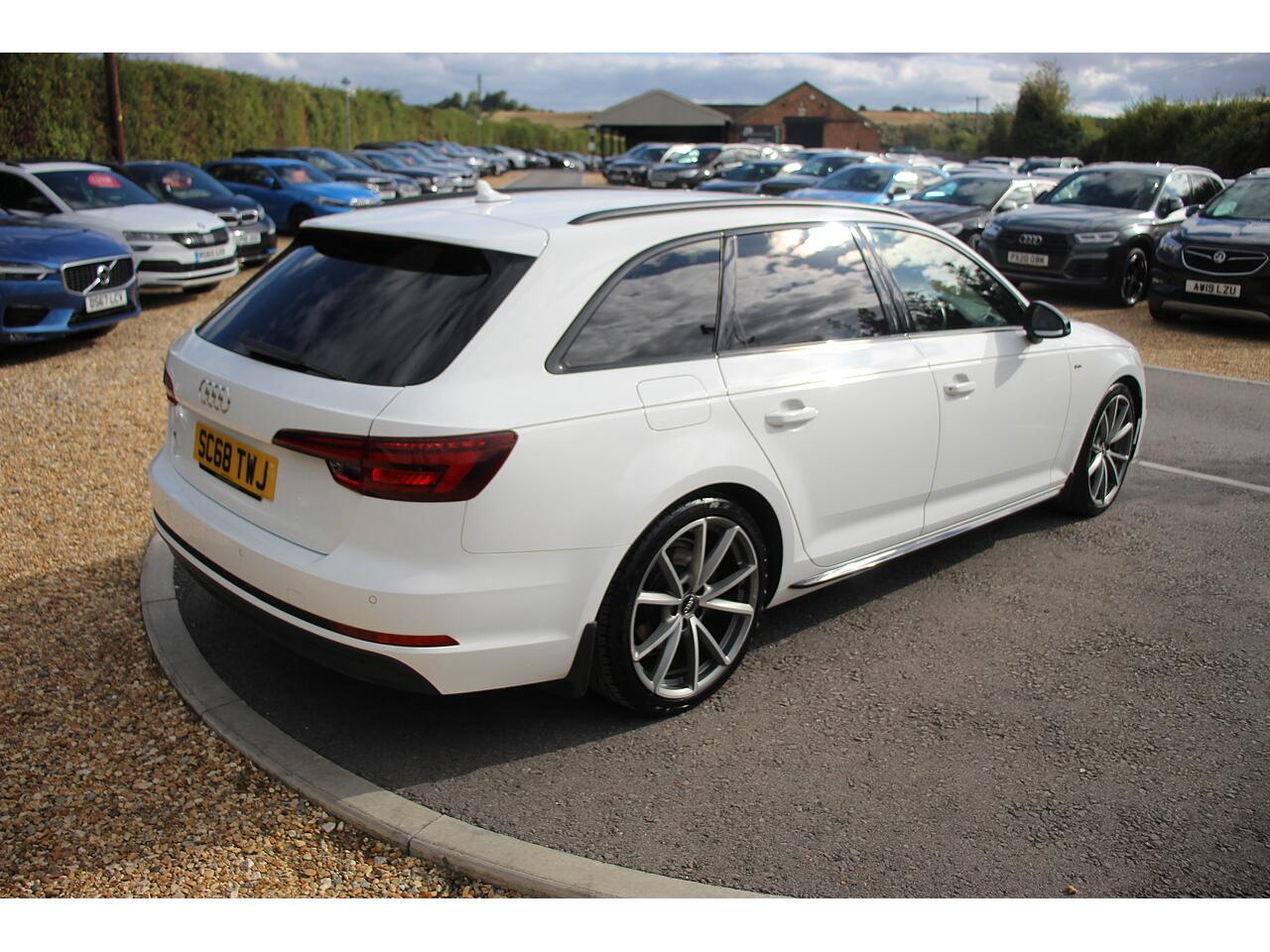 Audi A4 Avant view 12