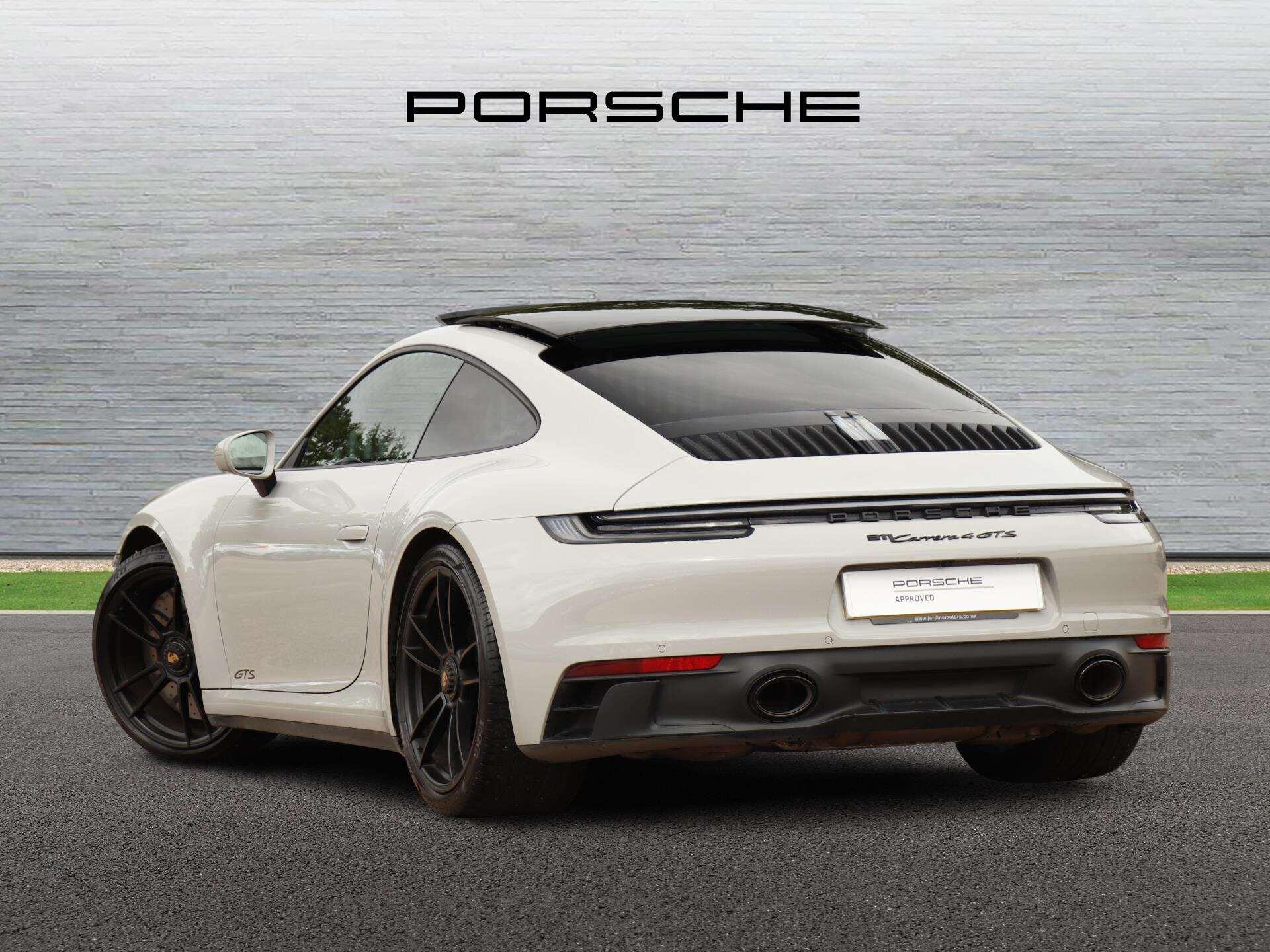 Porsche 911 view 4