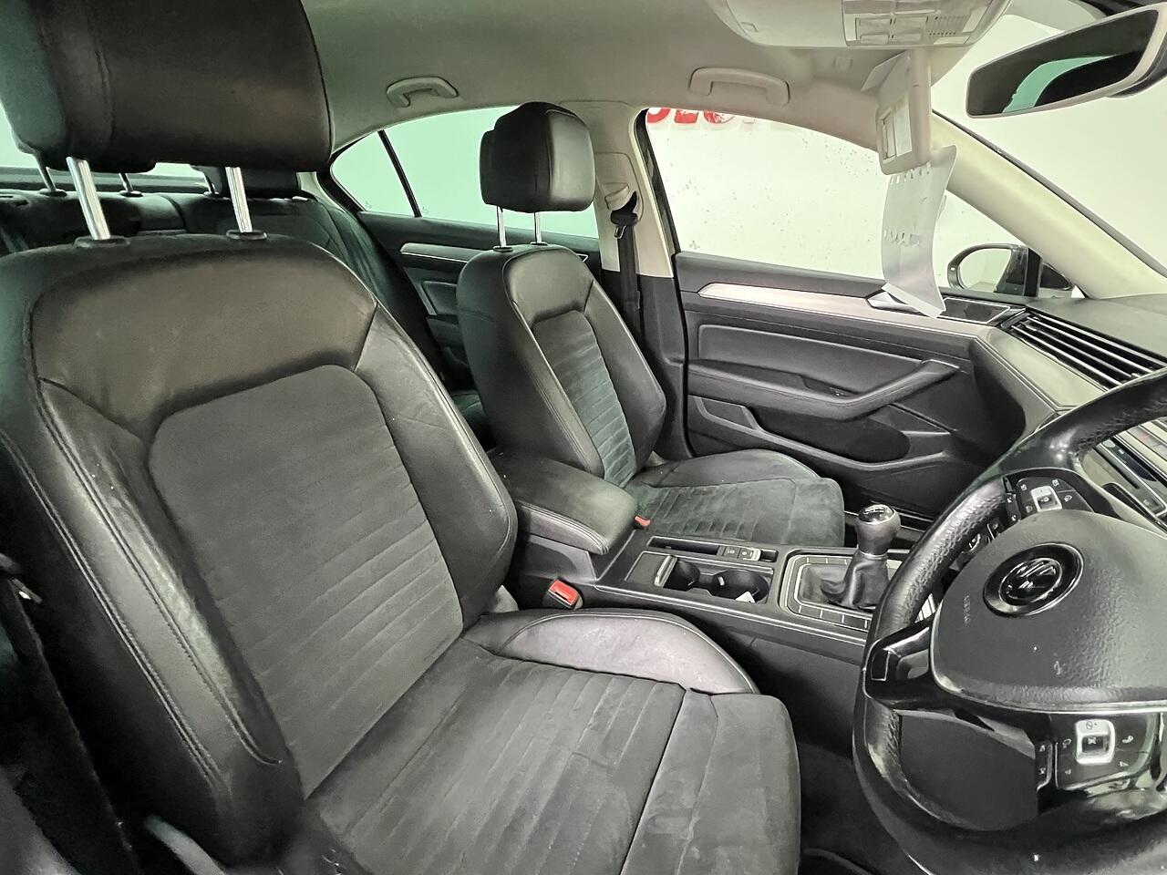 Volkswagen Passat view 14