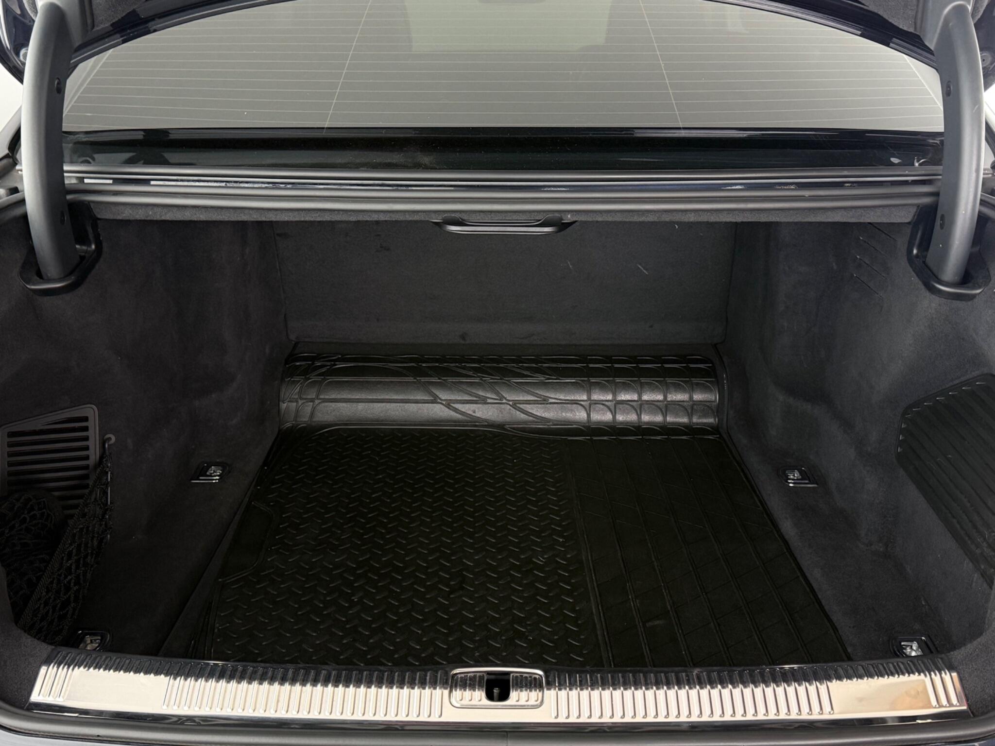 Audi A8 view 10