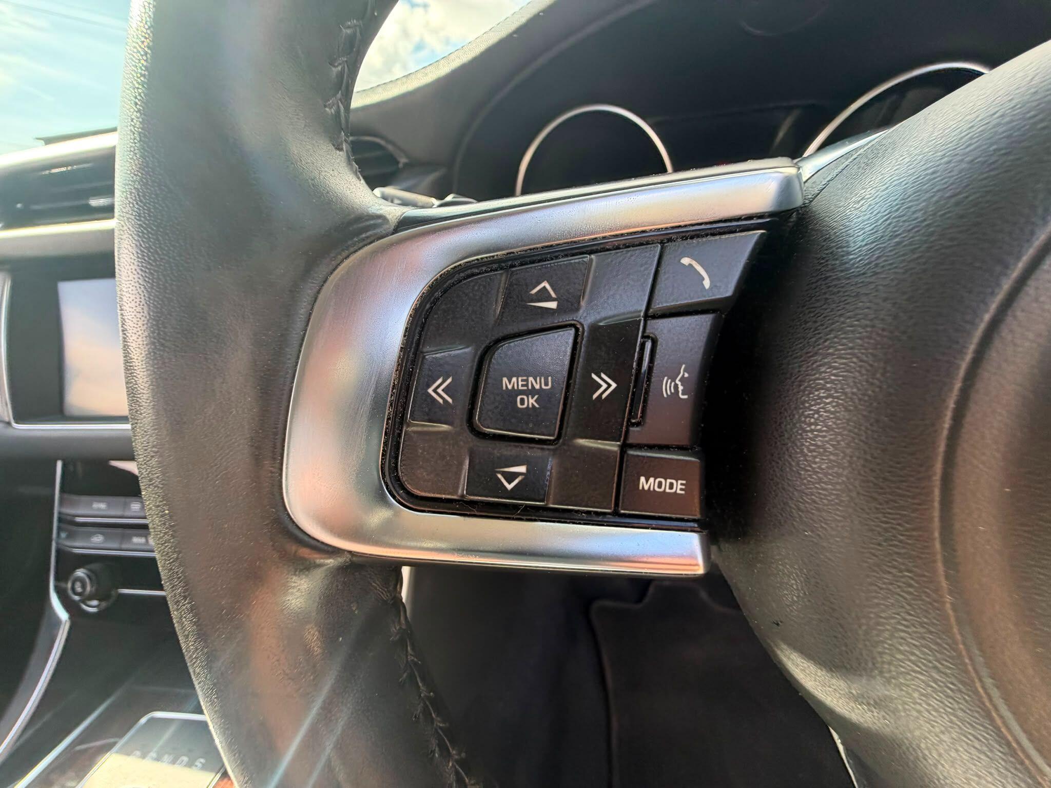 Jaguar XF view 18