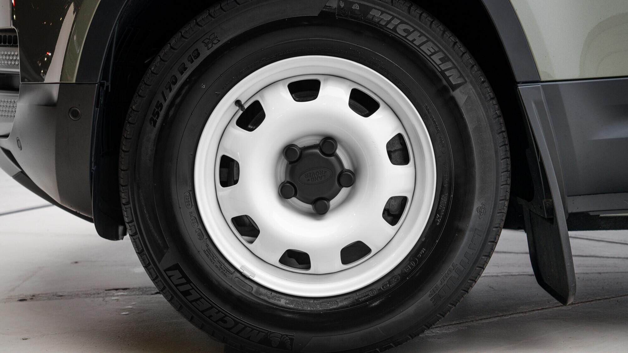 Land Rover Defender 90 view 26