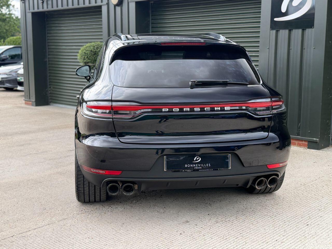 Porsche Macan view 23
