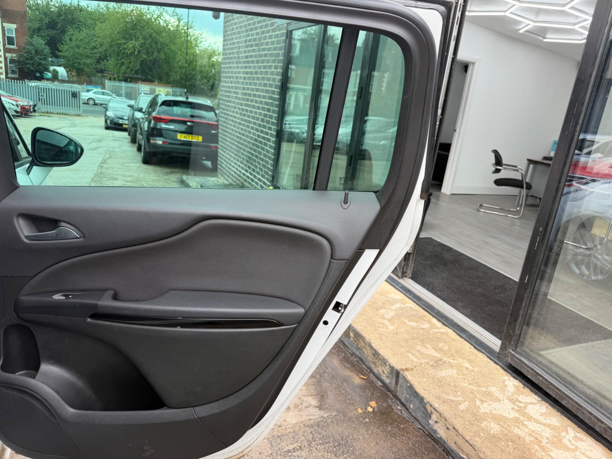 Vauxhall Zafira Tourer view 19
