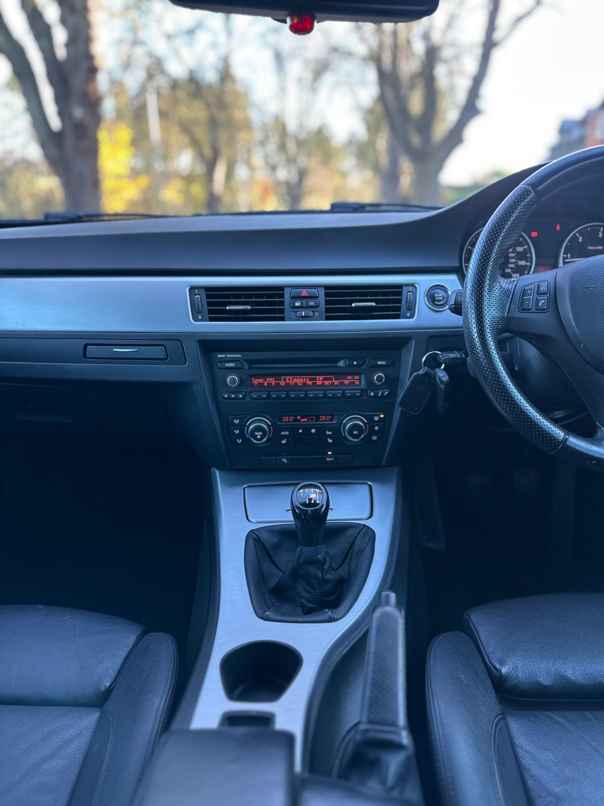 2010 BMW 3 Series image 36