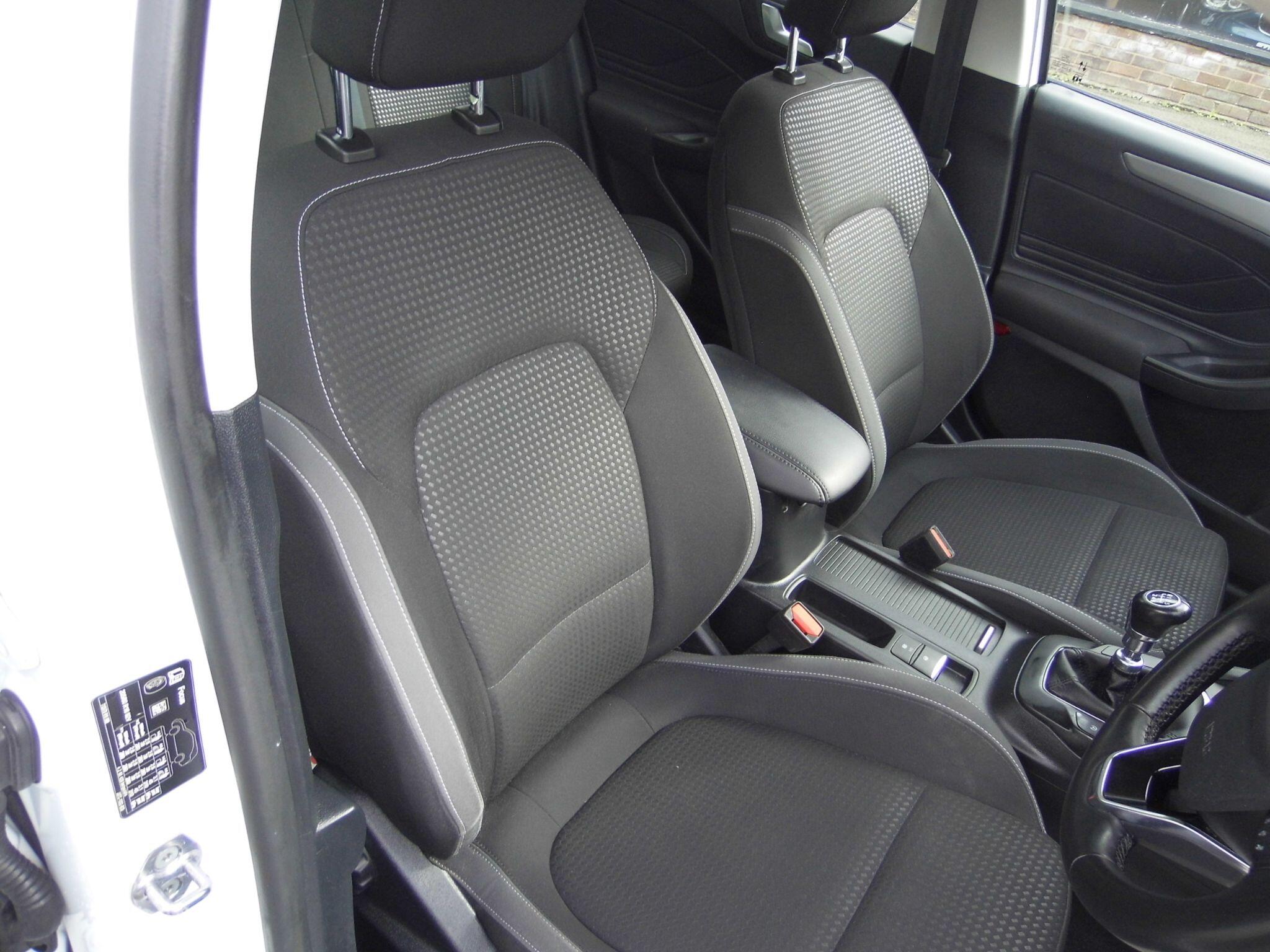 Ford Focus view 12