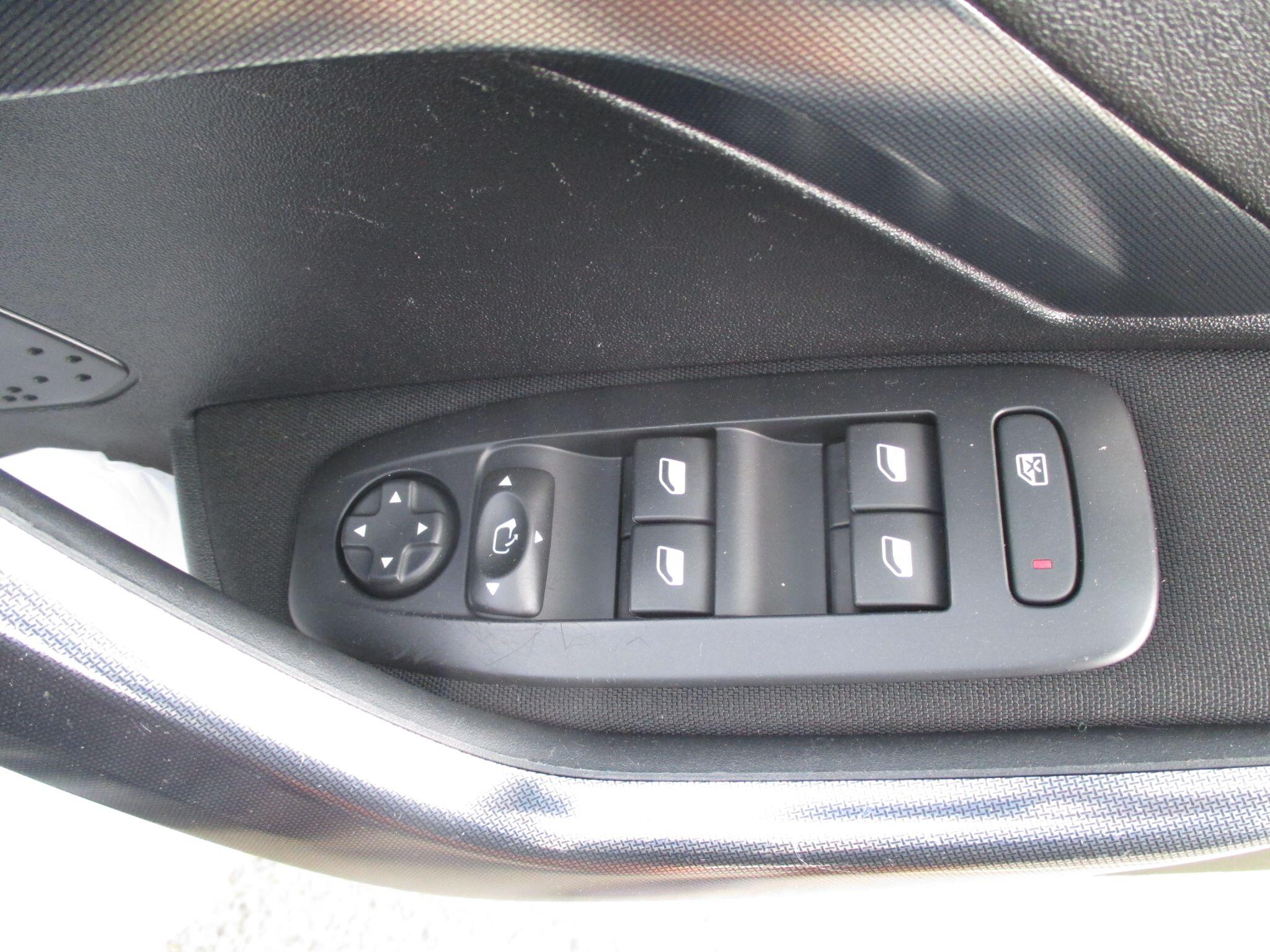 Peugeot 2008 view 35