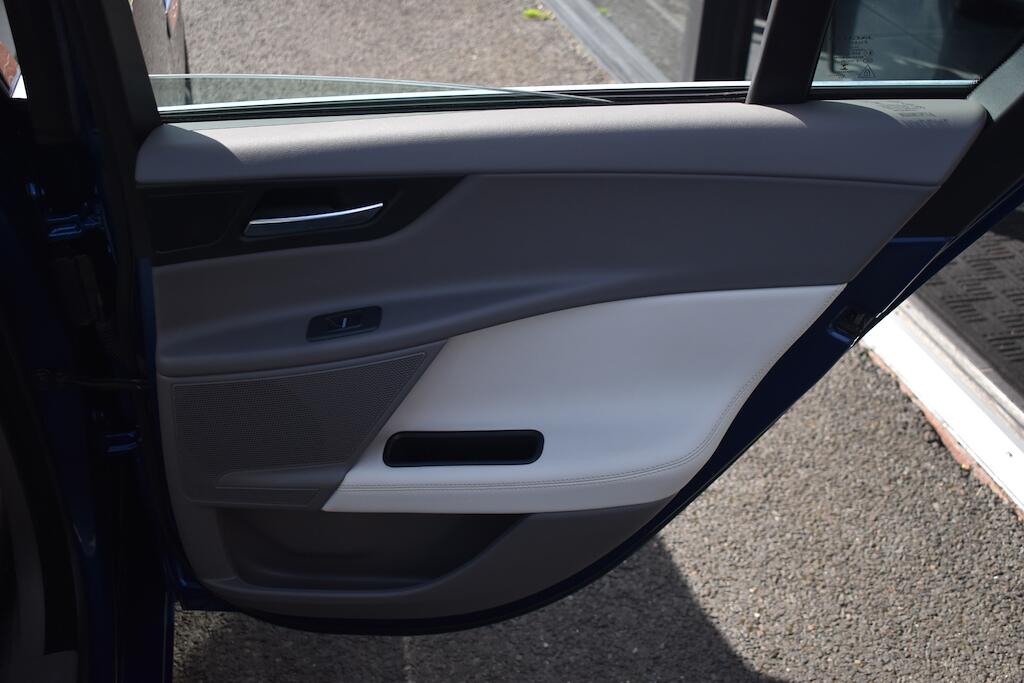 Jaguar Xe view 32