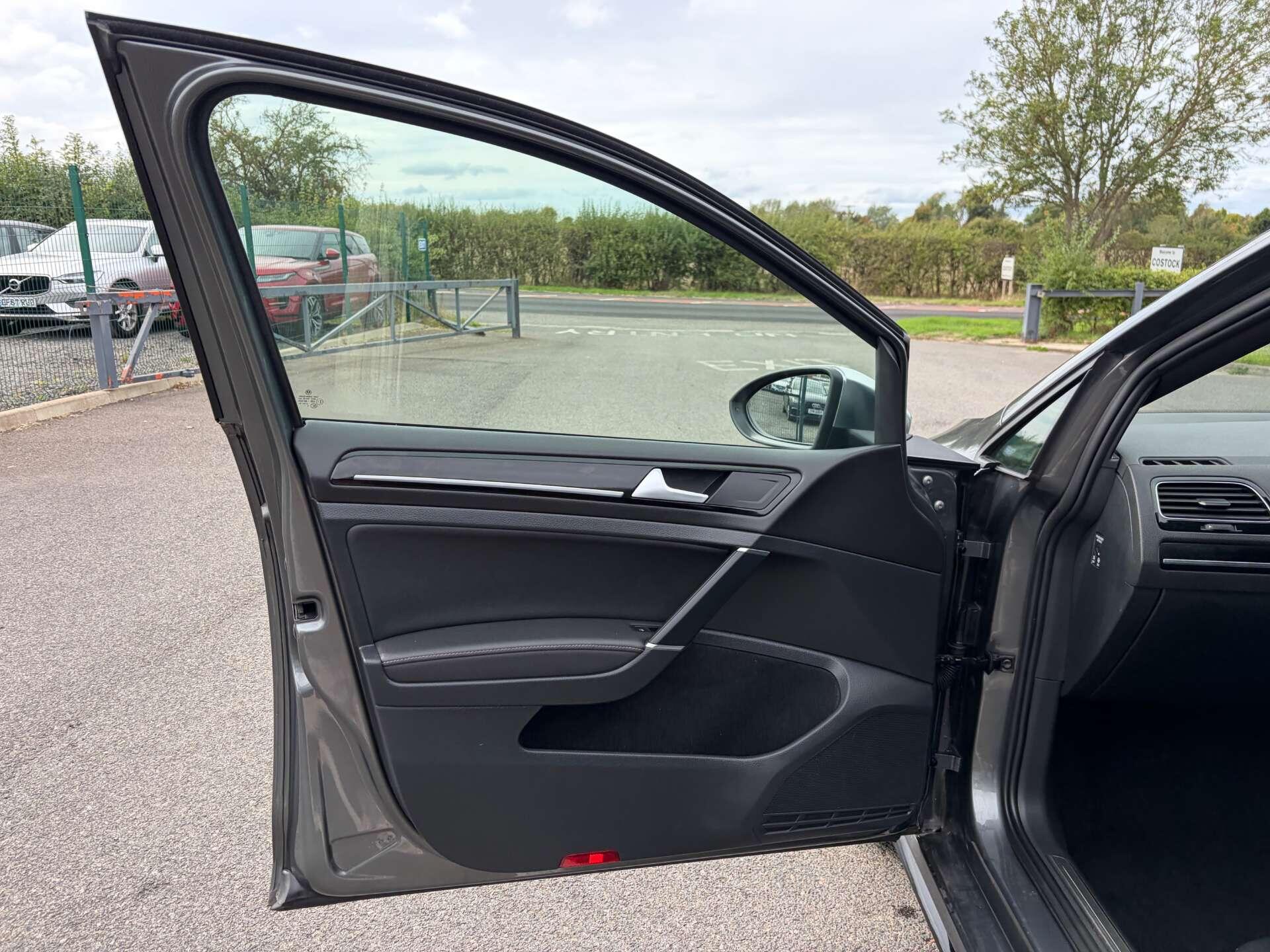 Volkswagen Golf view 14