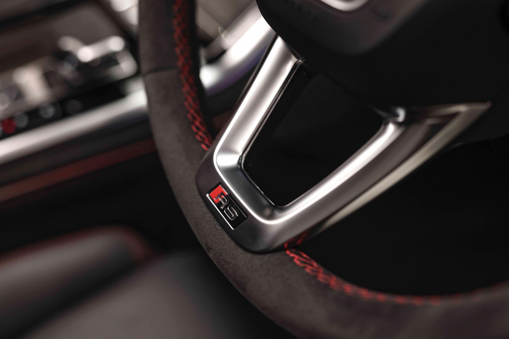 Audi RSQ8 view 45