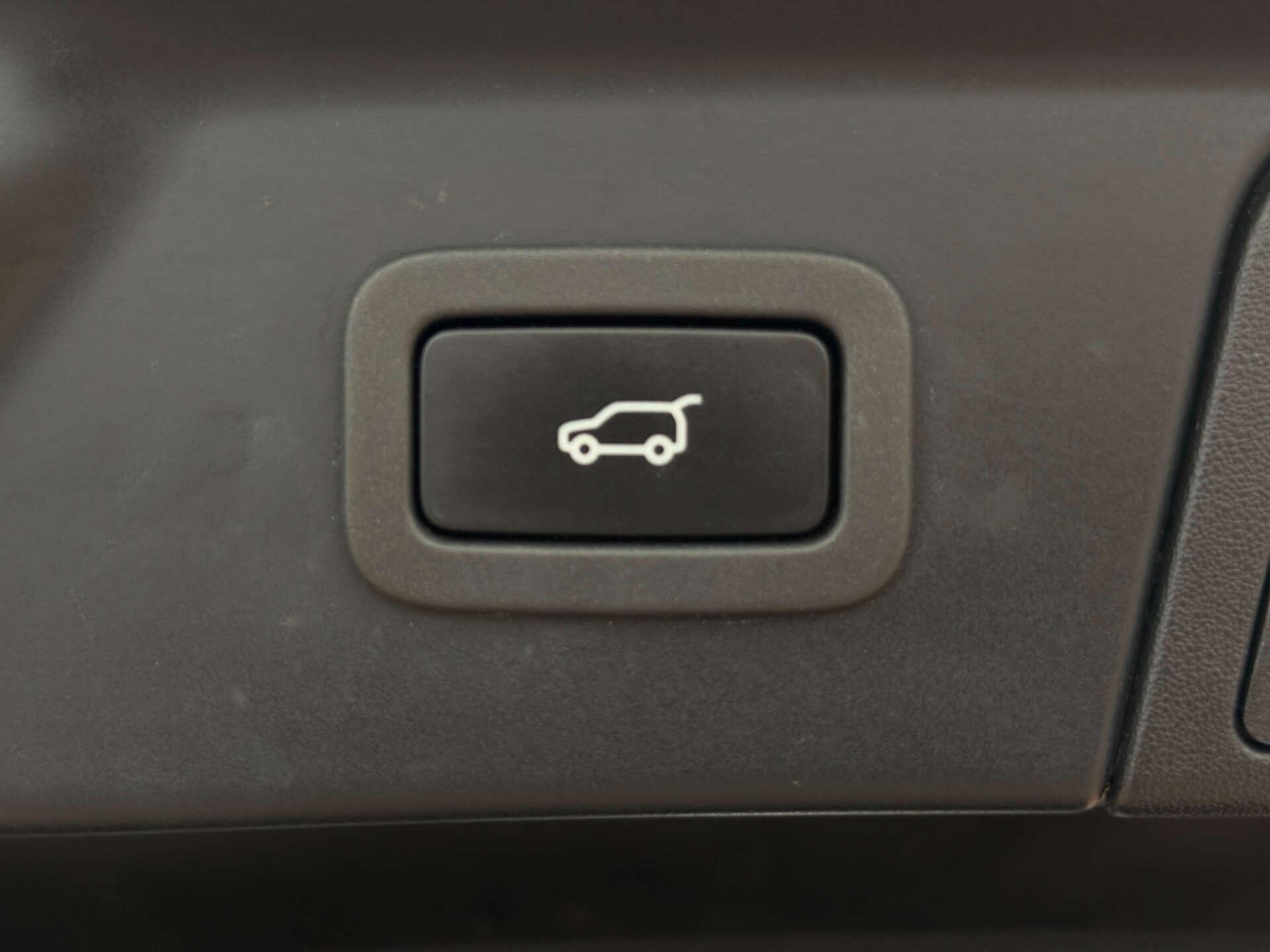 Land Rover Range Rover Velar view 33