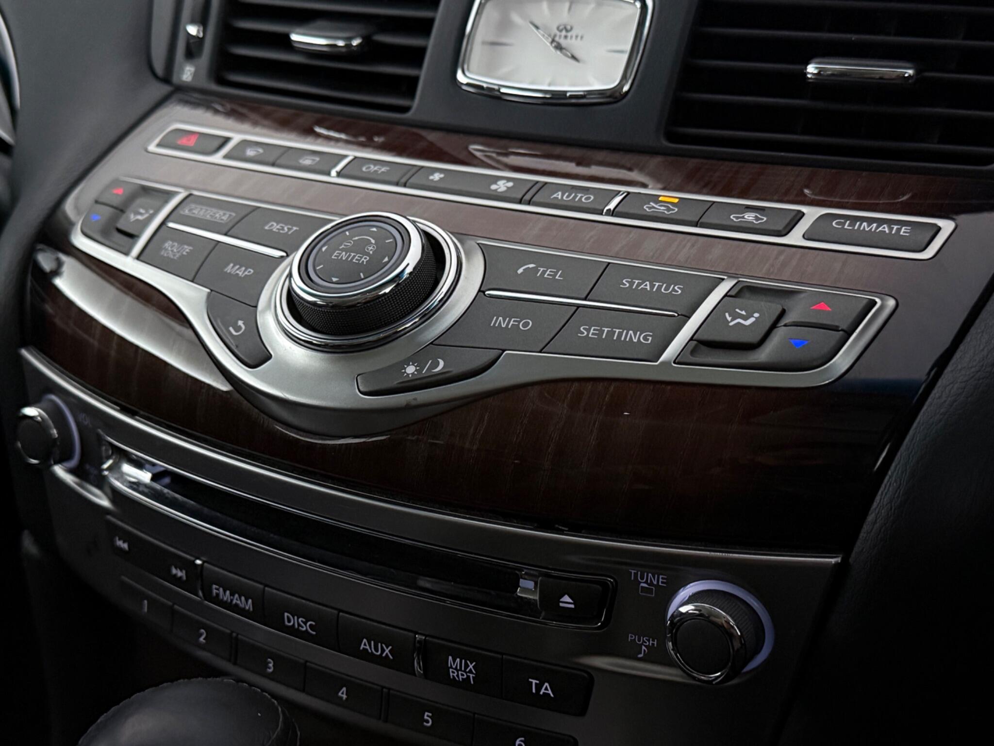 Infiniti Q70 view 23