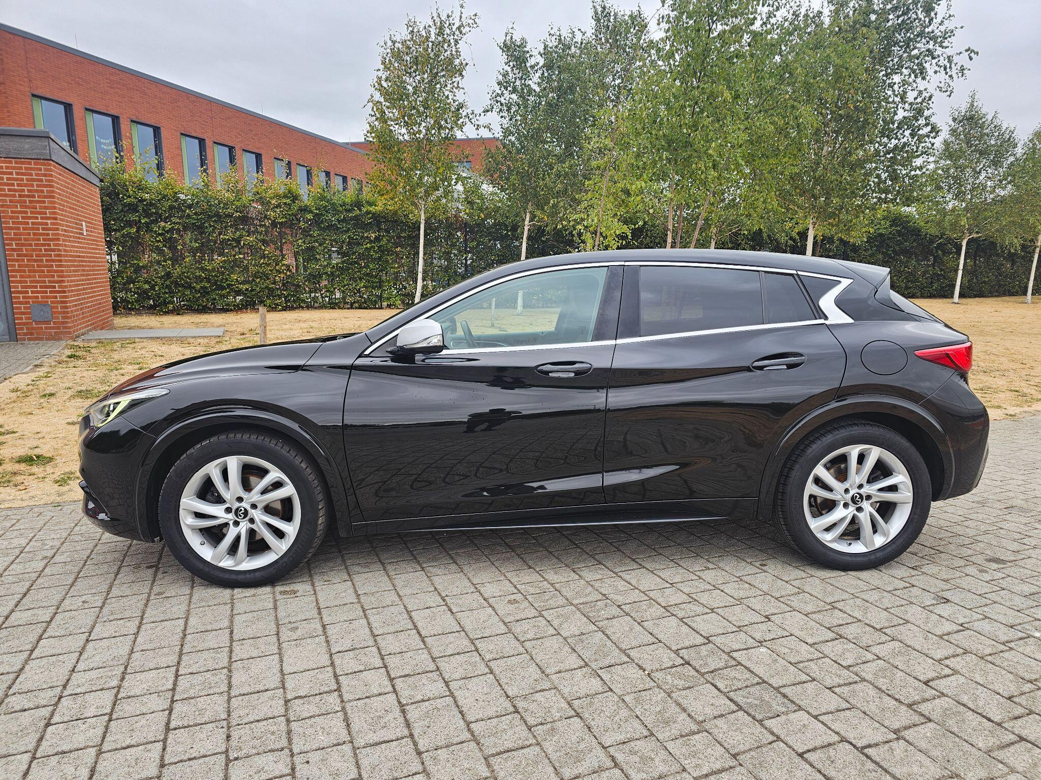 Infiniti Q30 view 45