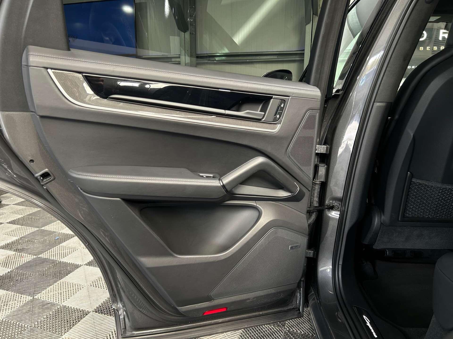 Porsche Cayenne view 40