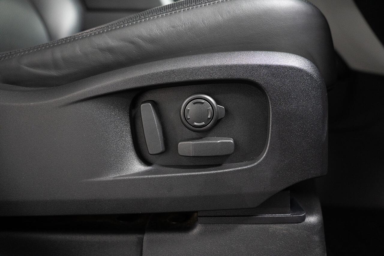 Land Rover Defender view 12