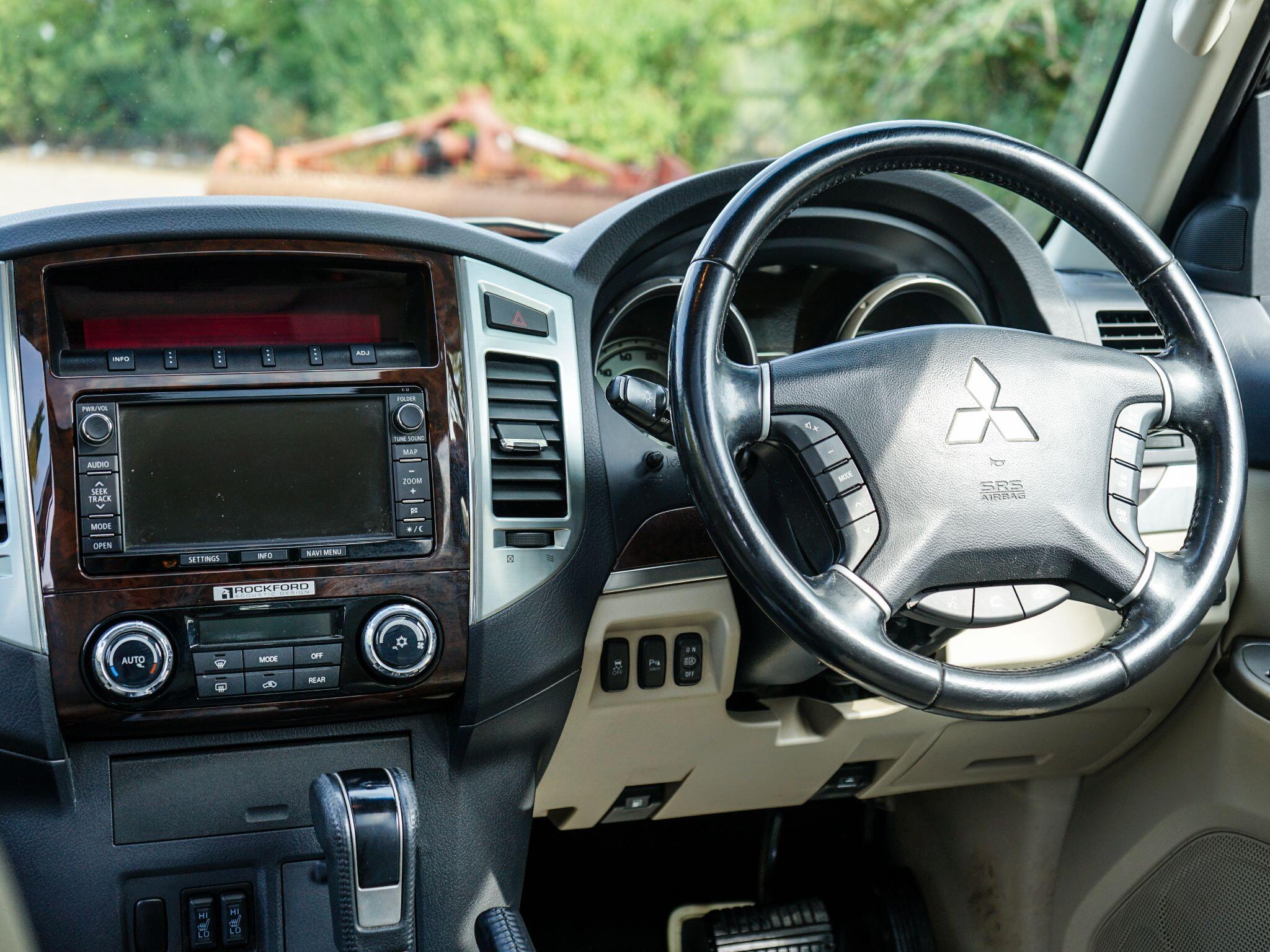 Mitsubishi Shogun view 16