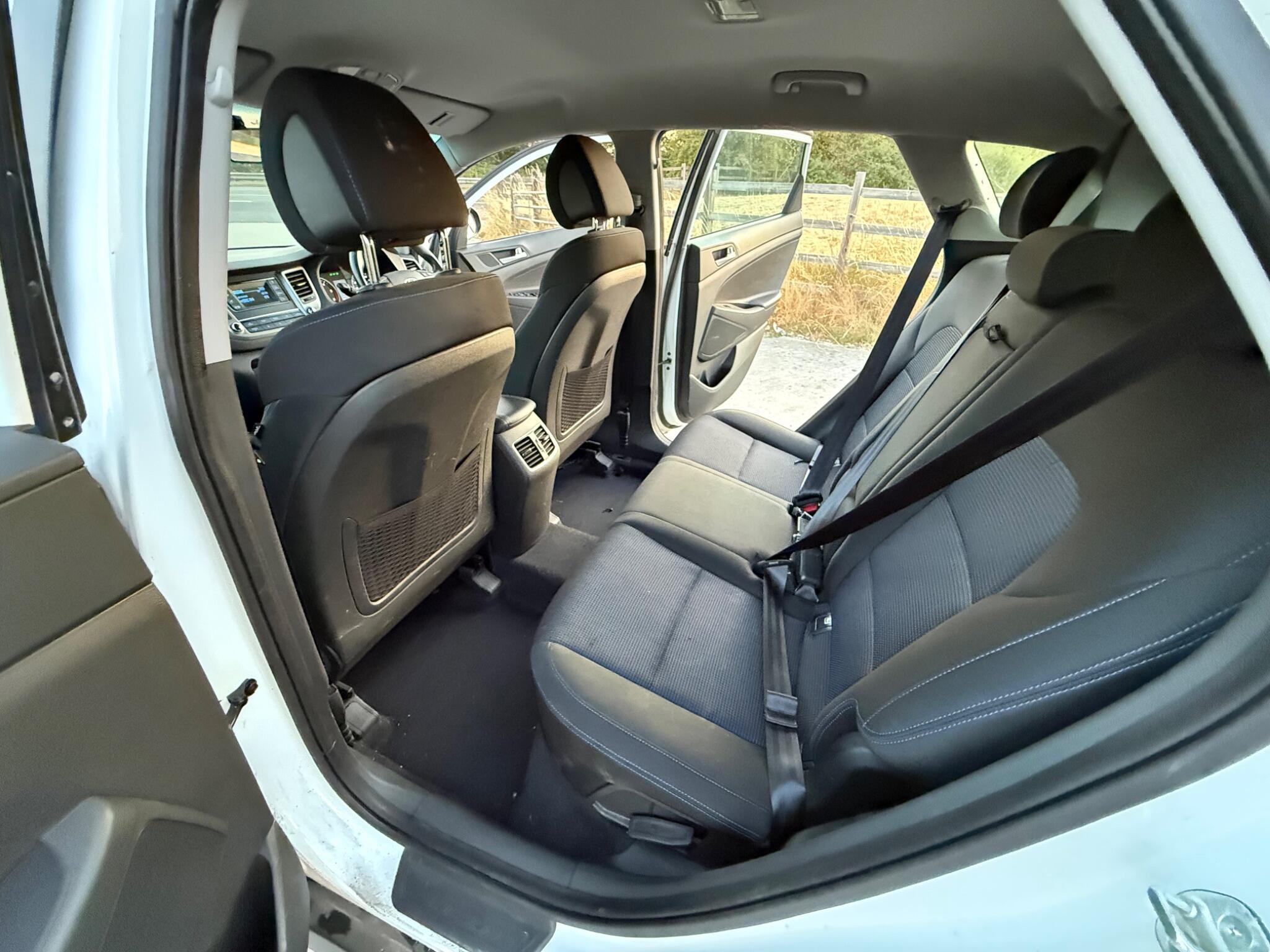 Hyundai TUCSON 2.0 CRDi Premium SE 4WD Euro 6 5dr — photo 38 of 102
