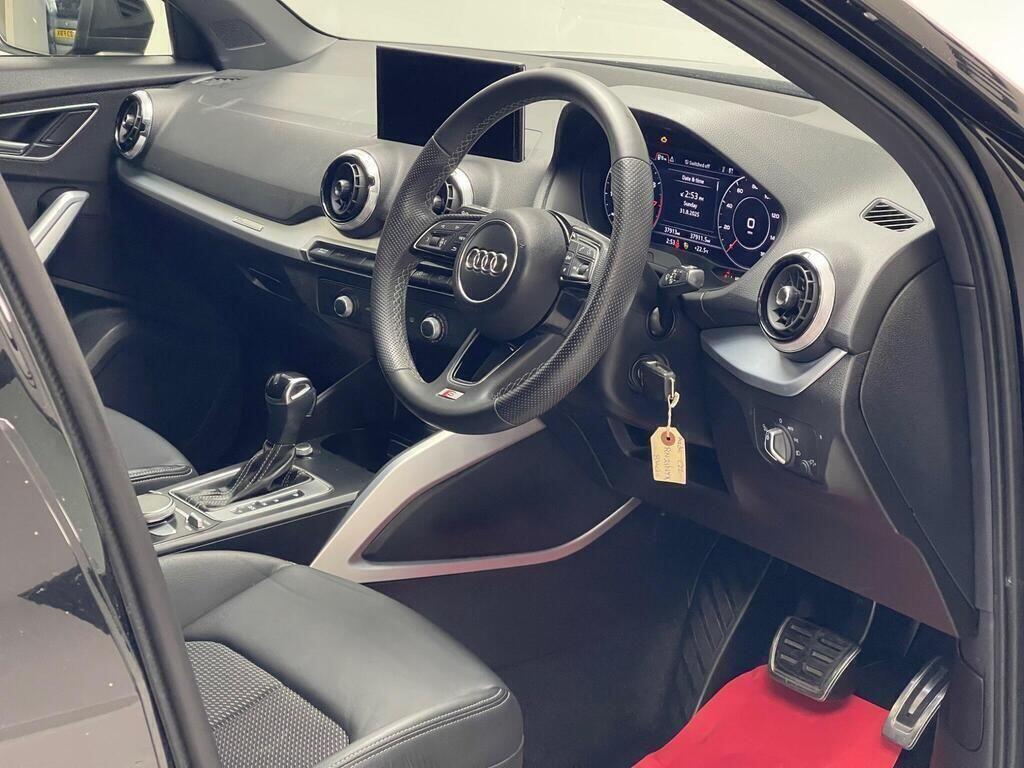 Audi Q2 view 9