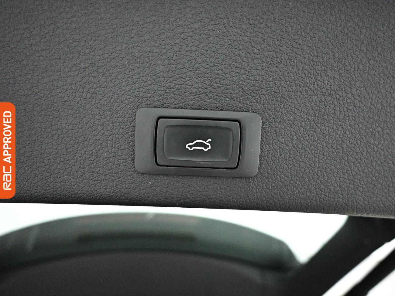 Audi E-Tron view 30