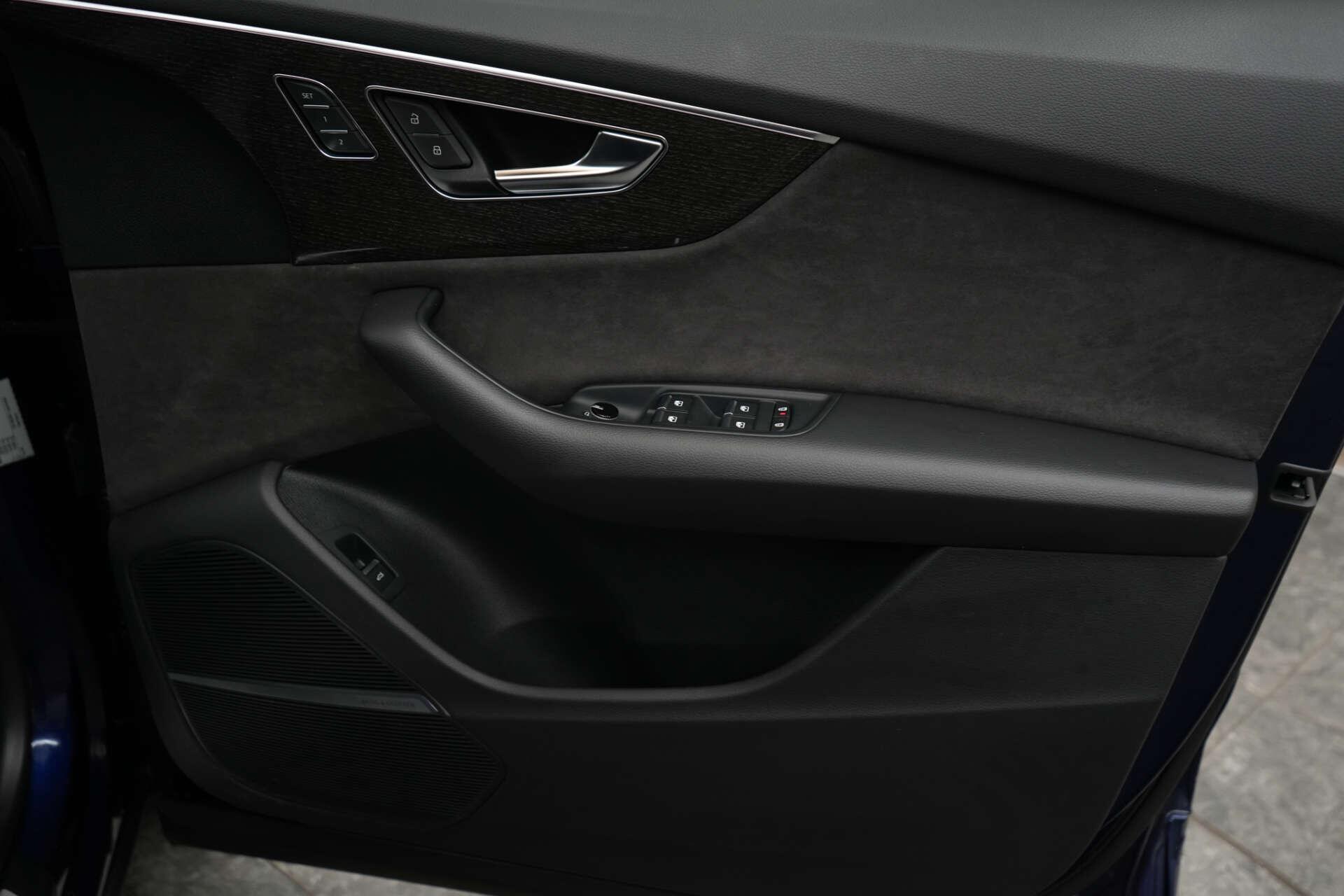 Audi Q8 view 20