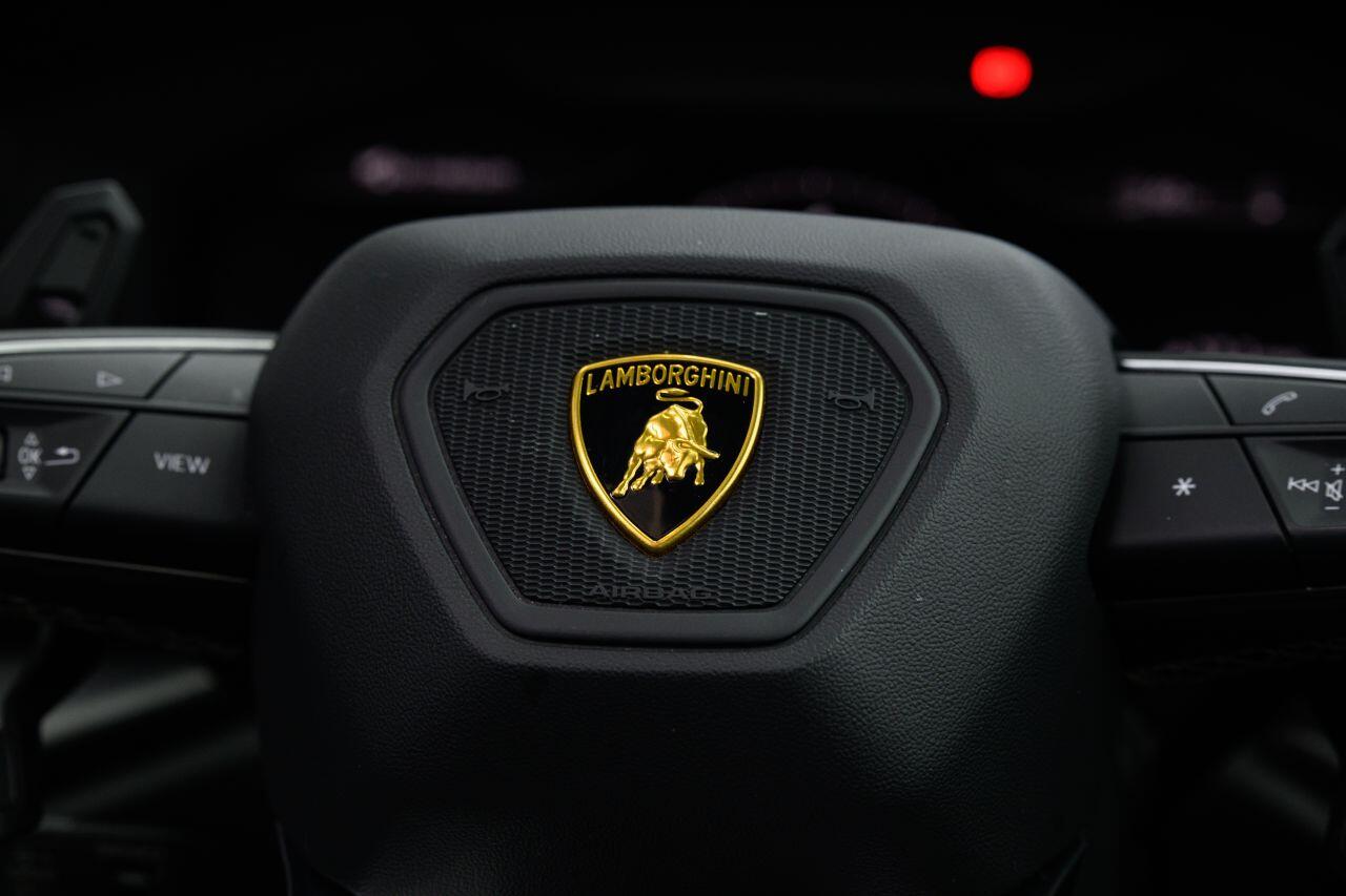 Lamborghini Urus view 40
