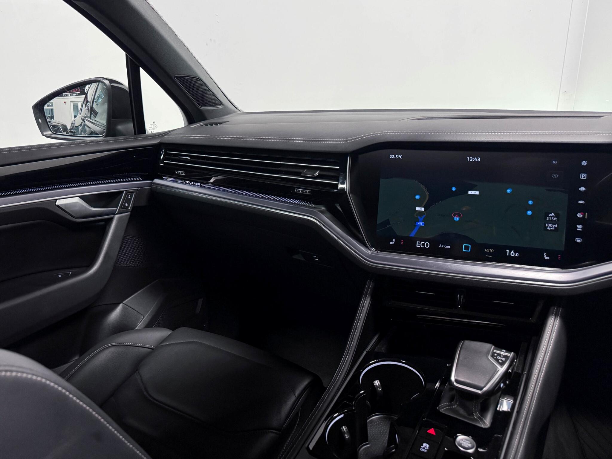 Volkswagen Touareg view 14