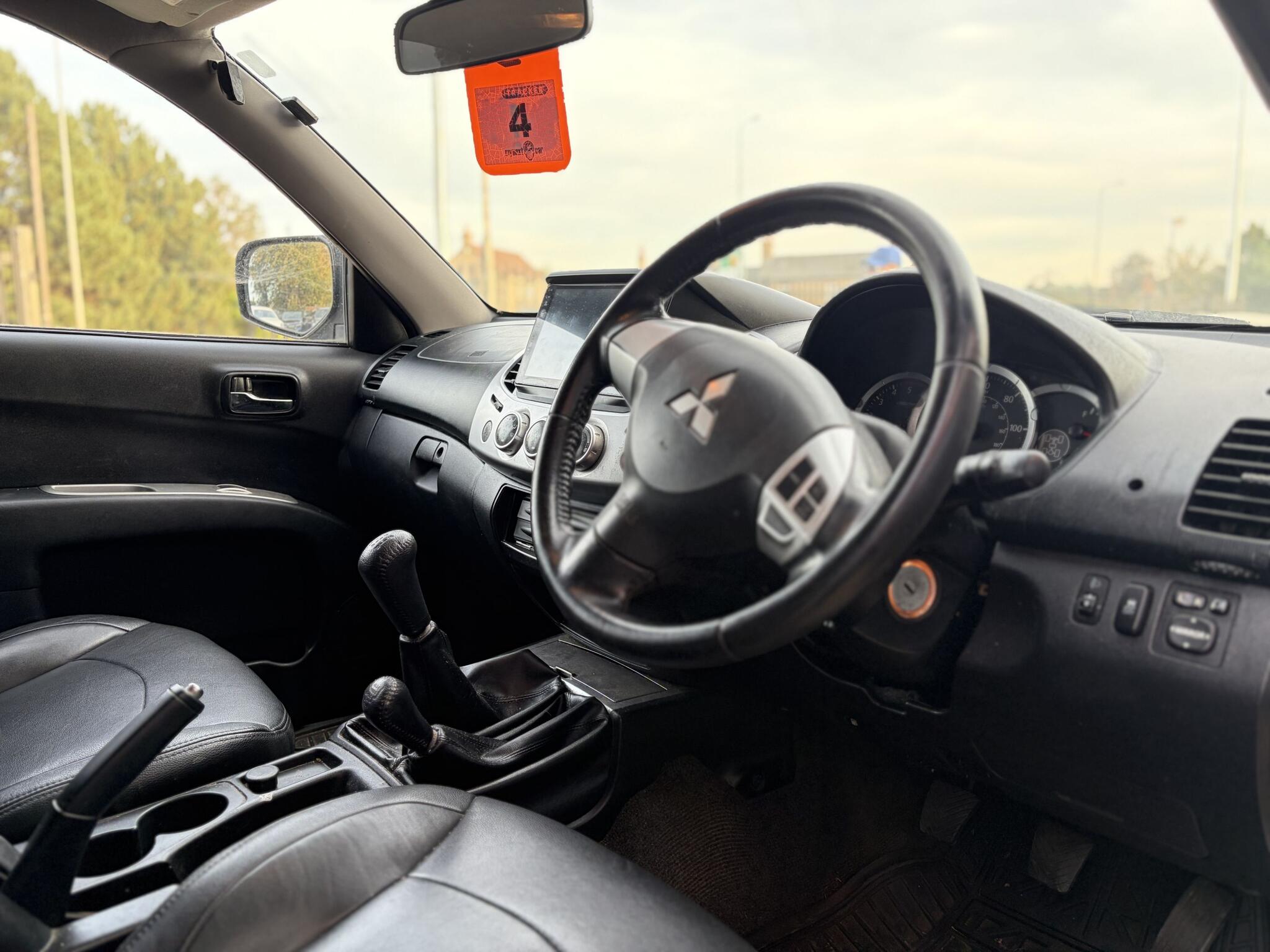 Mitsubishi L200 view 2