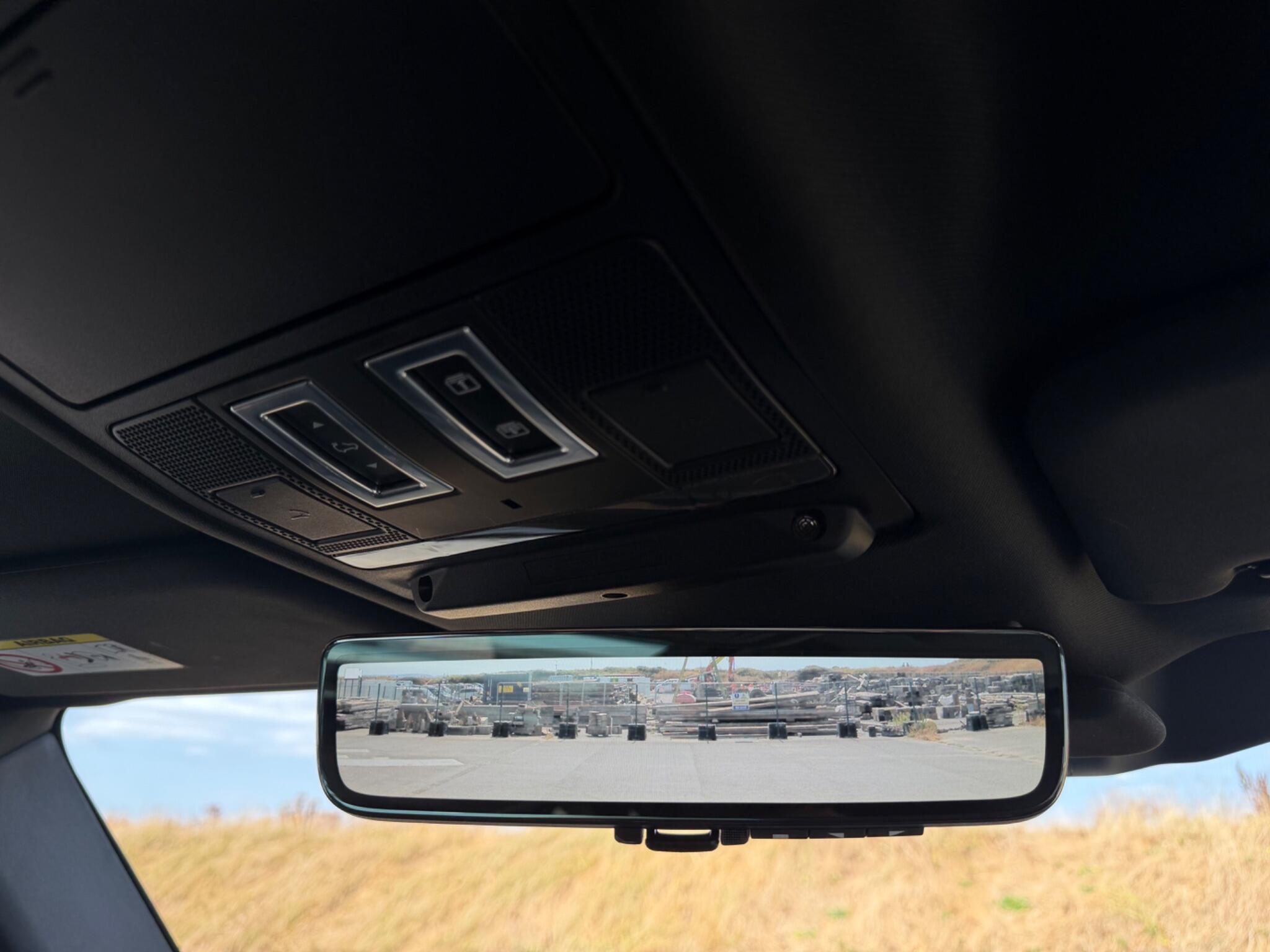 Land Rover Defender 110 view 32