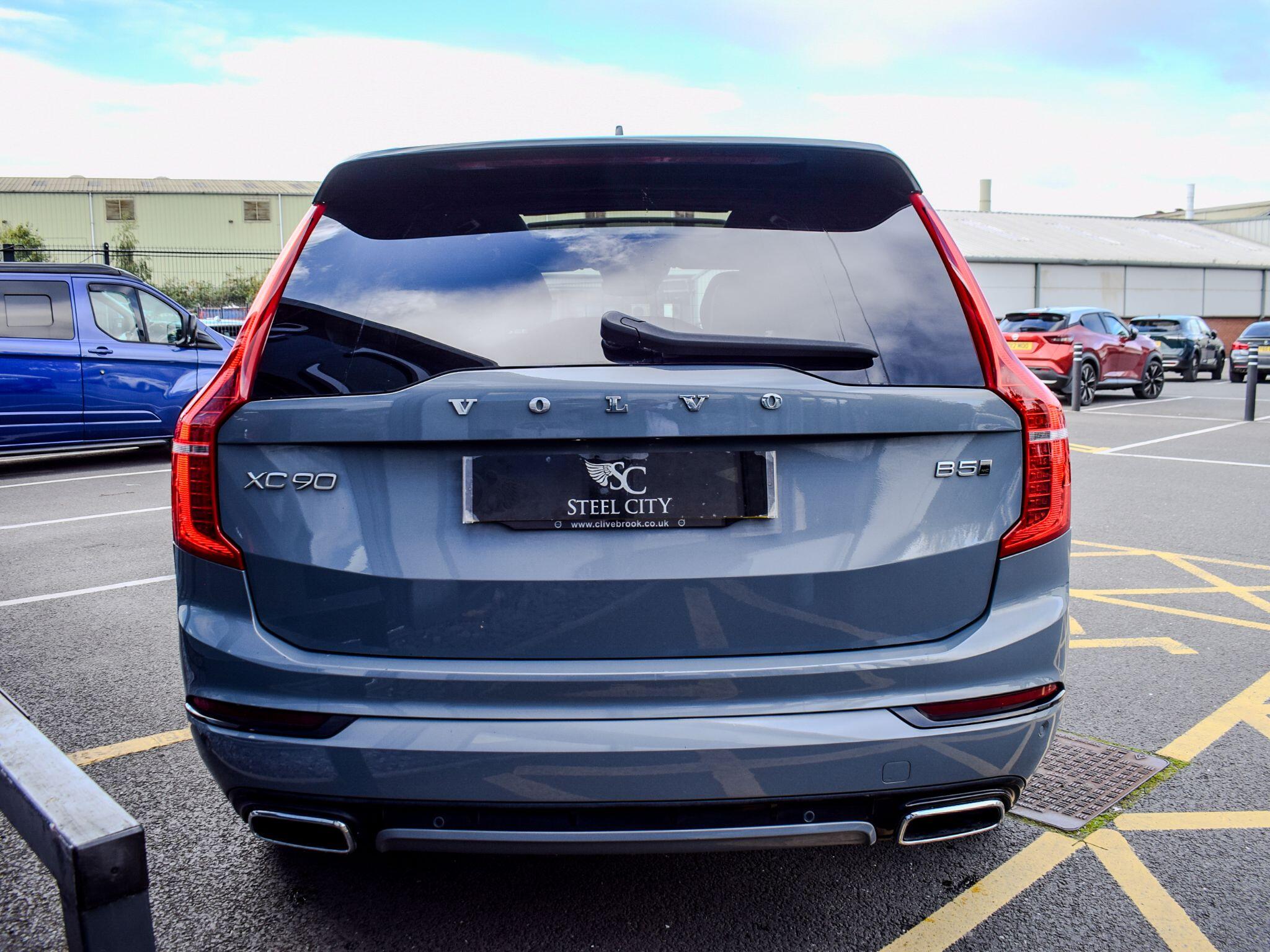 Volvo XC90 view 5