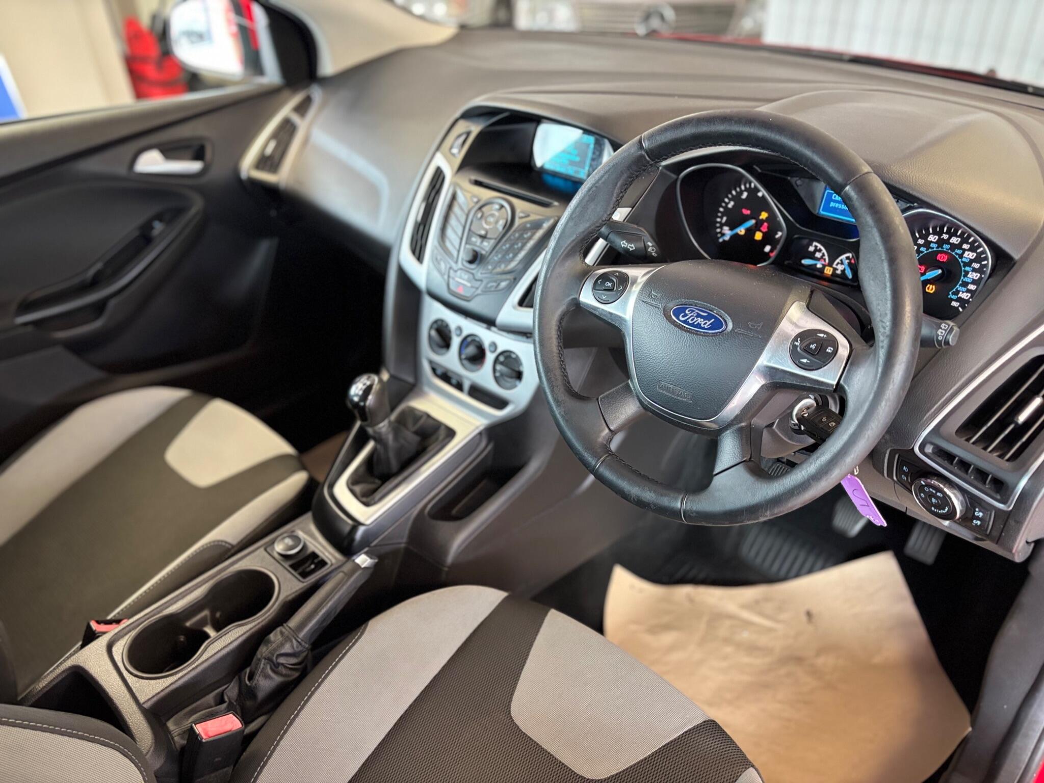 Ford Focus view 9