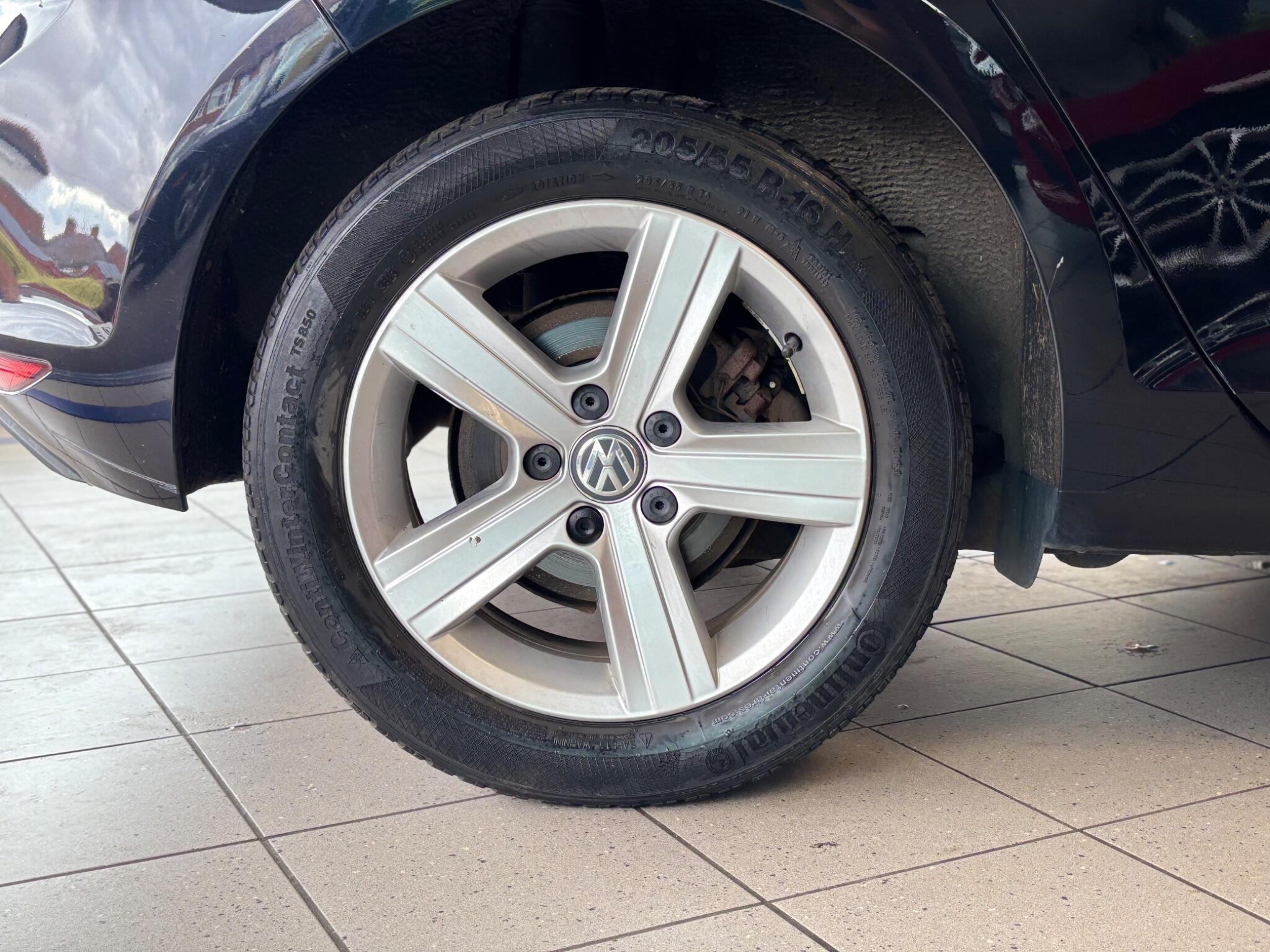 Volkswagen Golf view 17