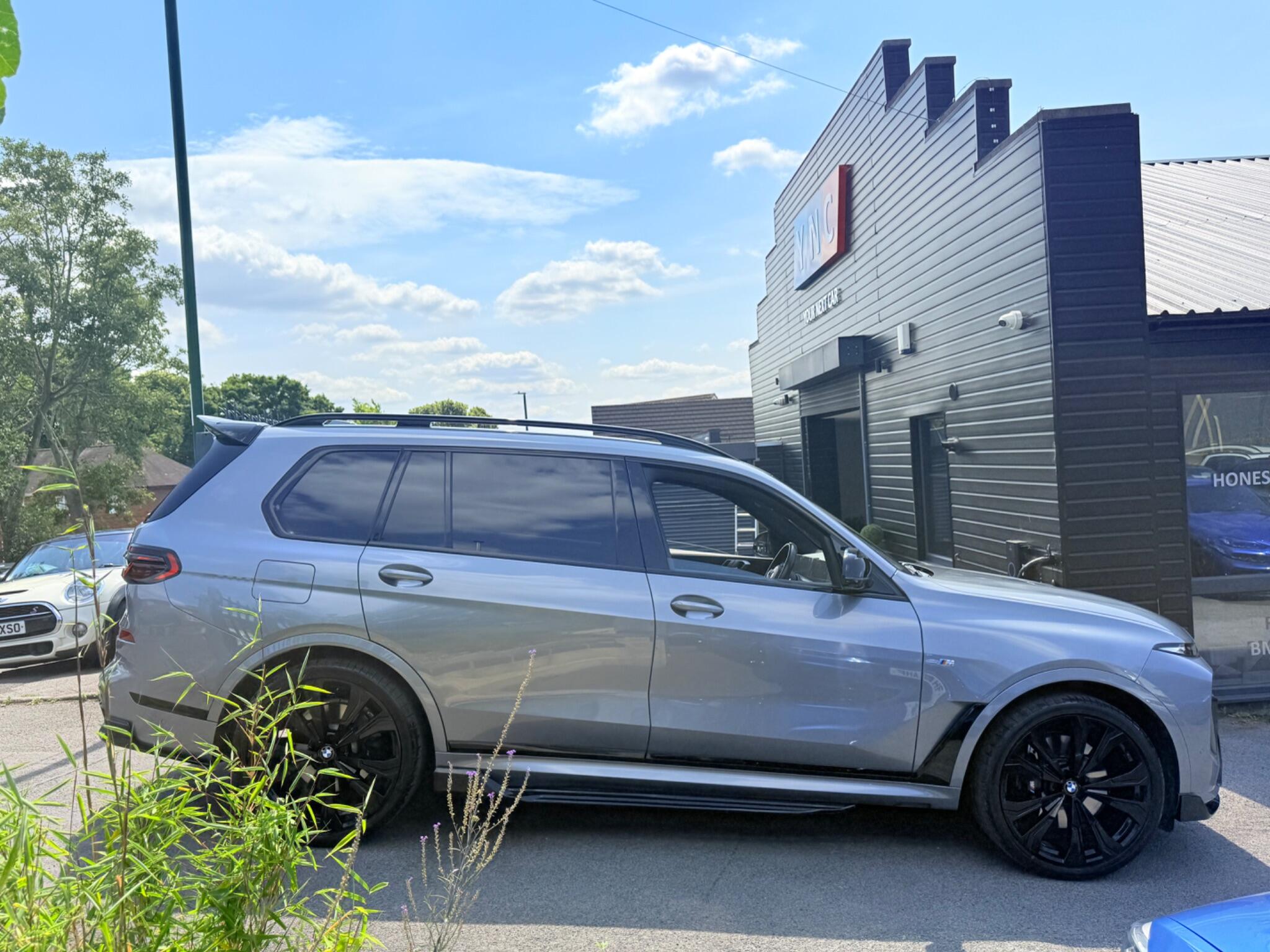 BMW X7 view 9