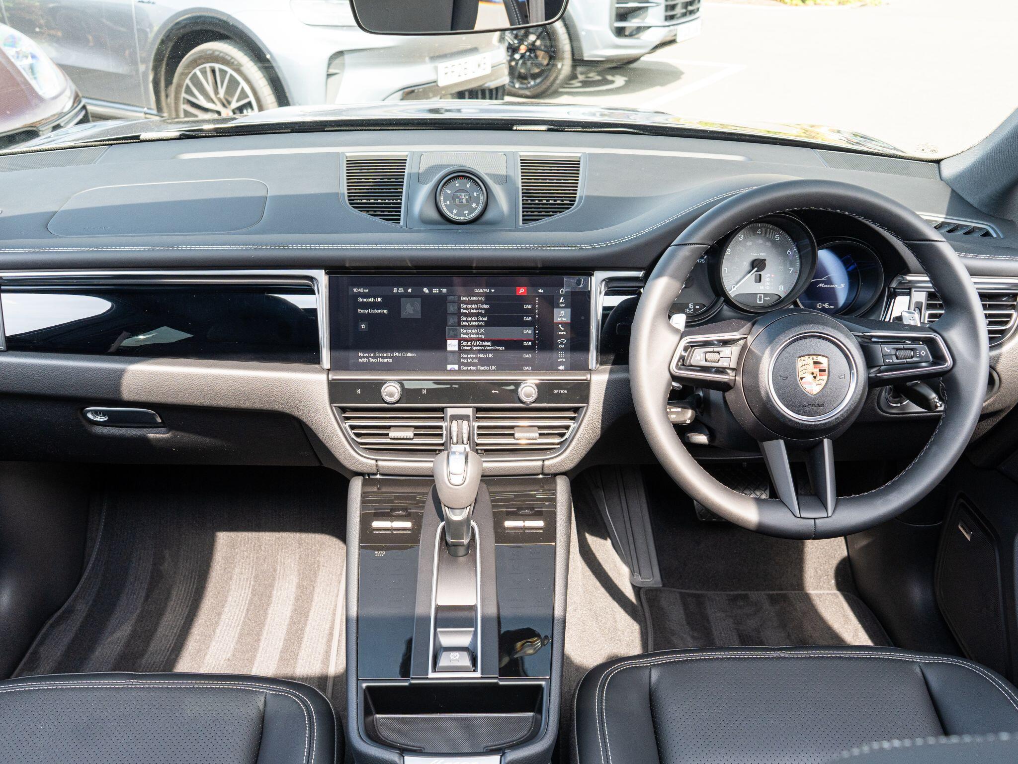 Porsche Macan view 20