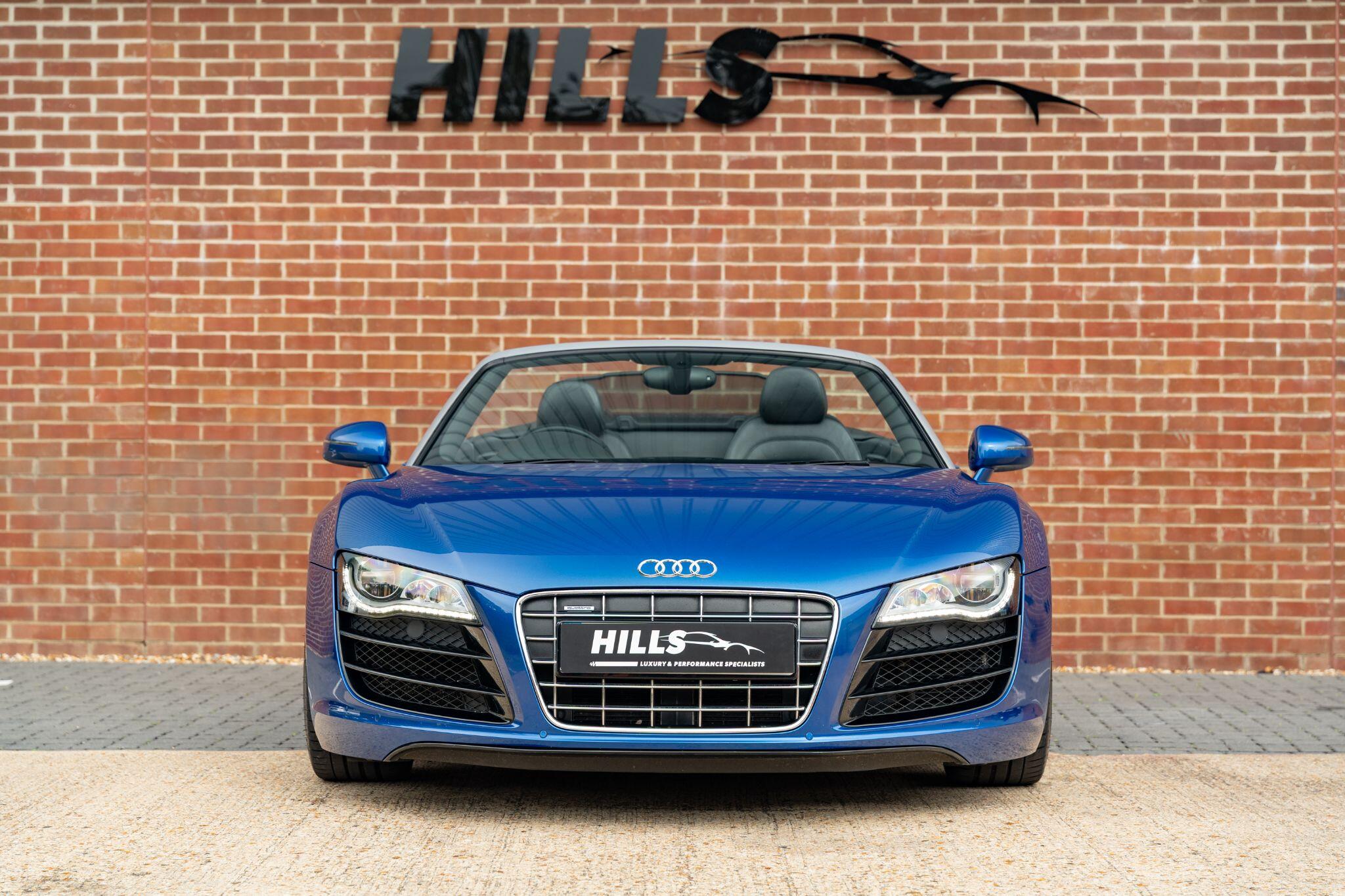 Audi R8 view 3