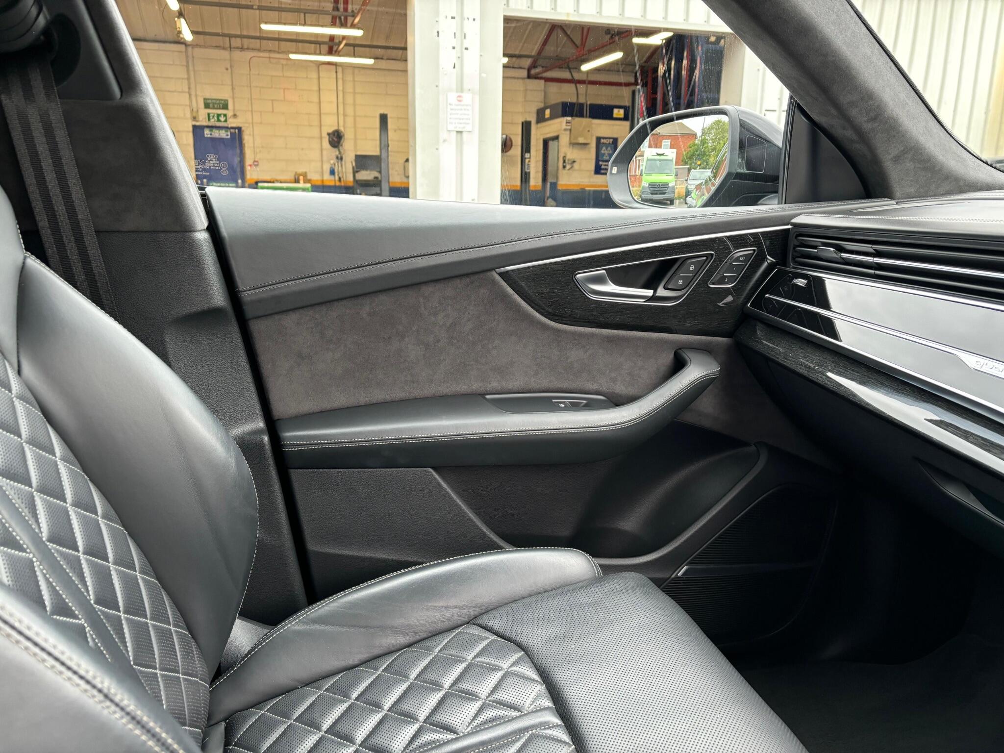 Audi Q8 view 29