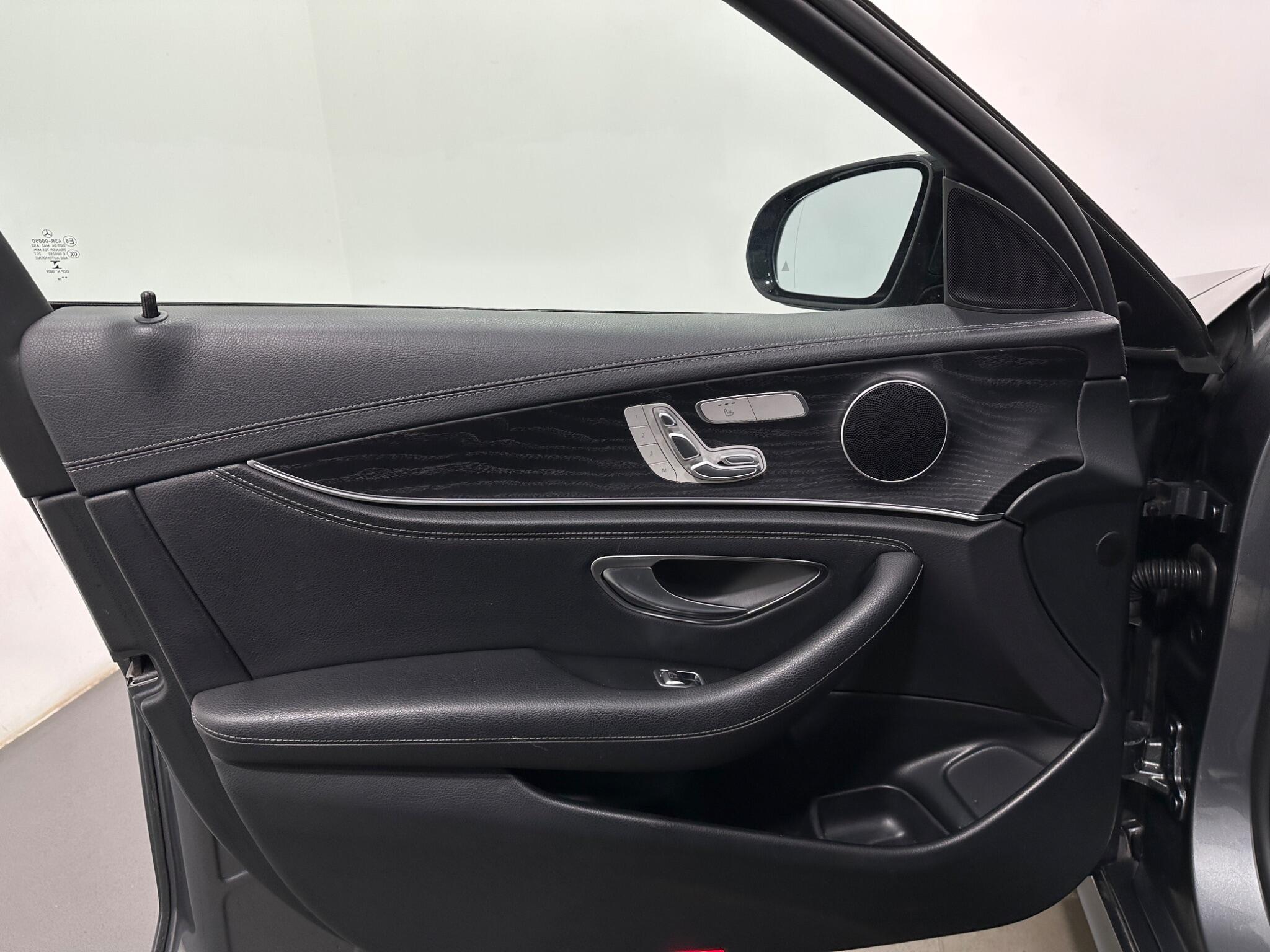Mercedes-Benz E-Class view 39