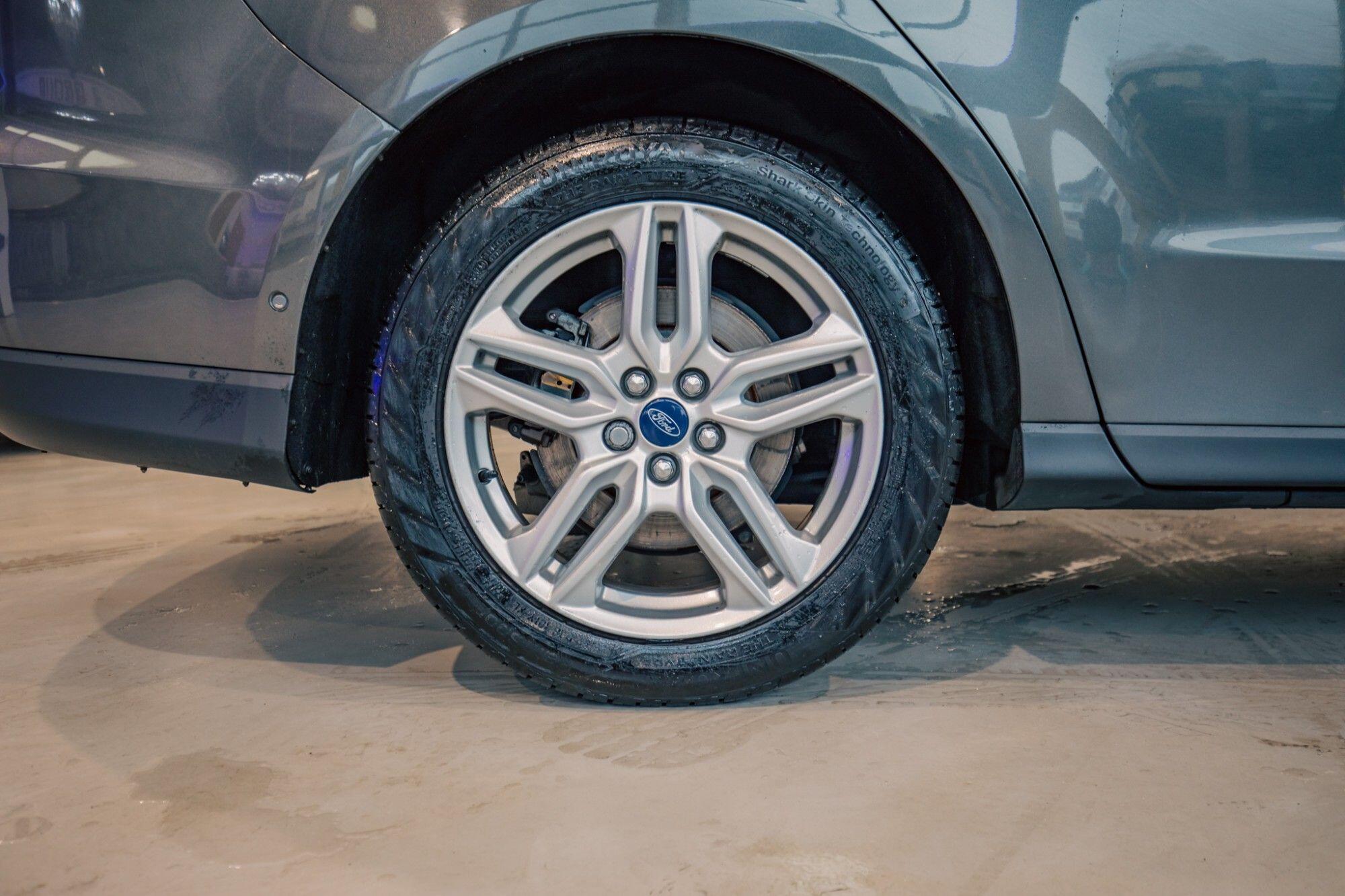 Ford Galaxy view 7