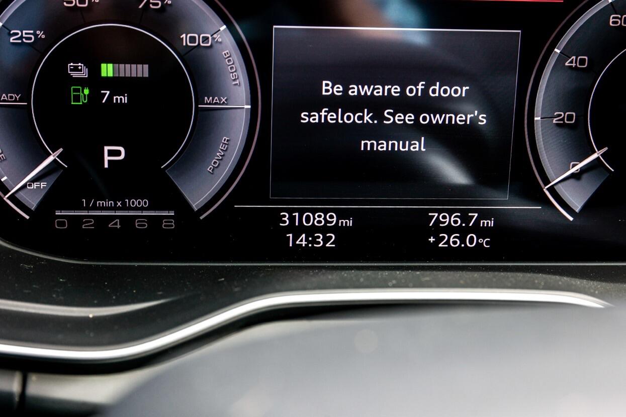 Audi Q5 view 11