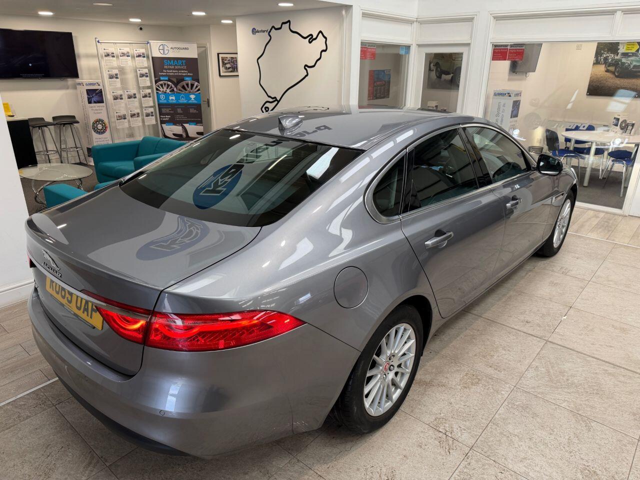 Jaguar XF view 21