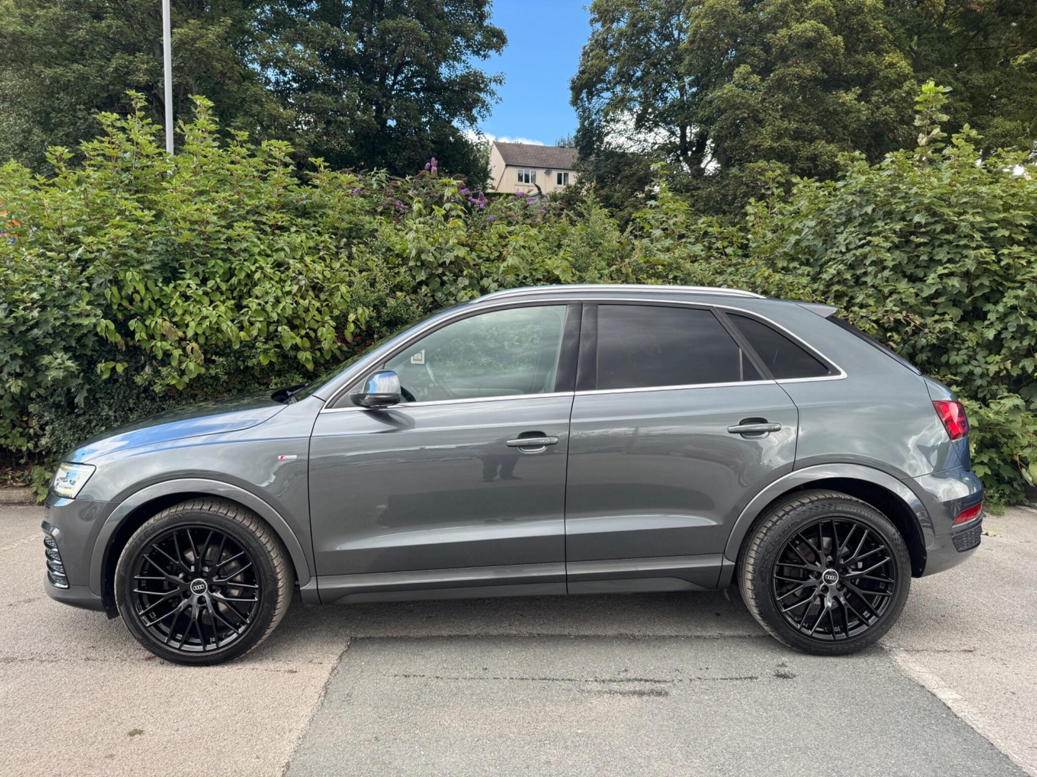 Audi Q3 view 10