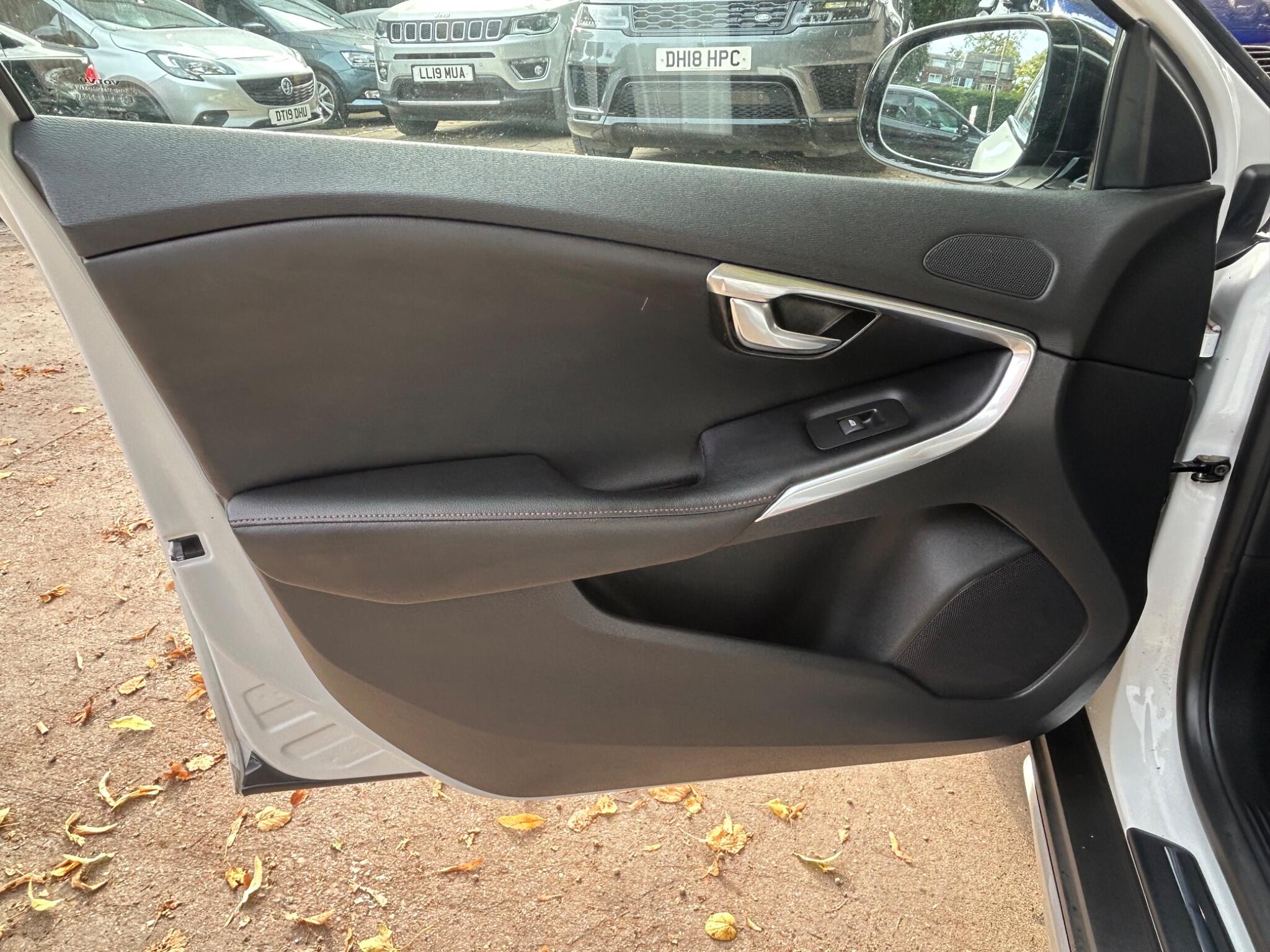 Volvo V40 Cross Country view 39