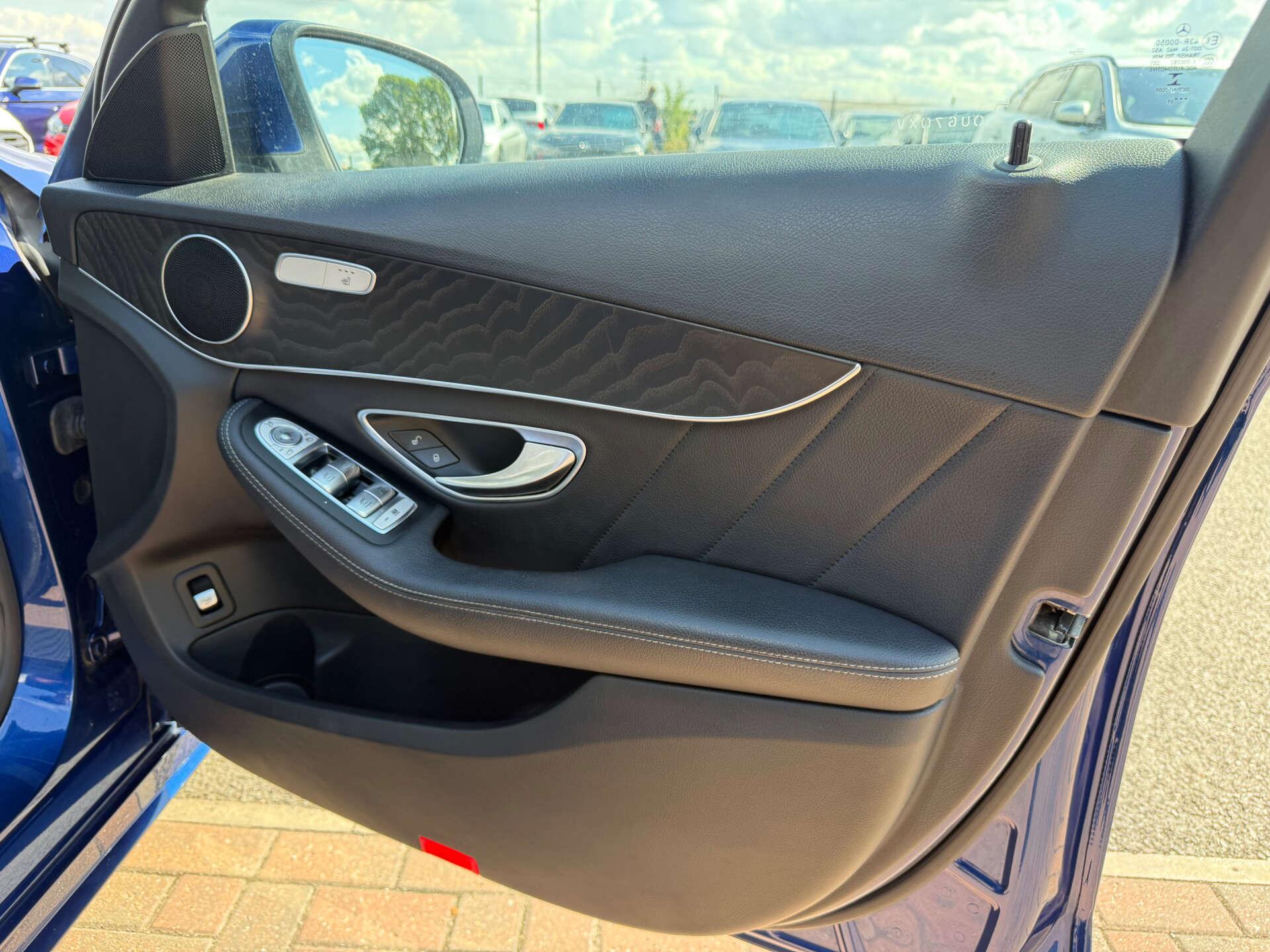Mercedes-Benz C-Class view 28